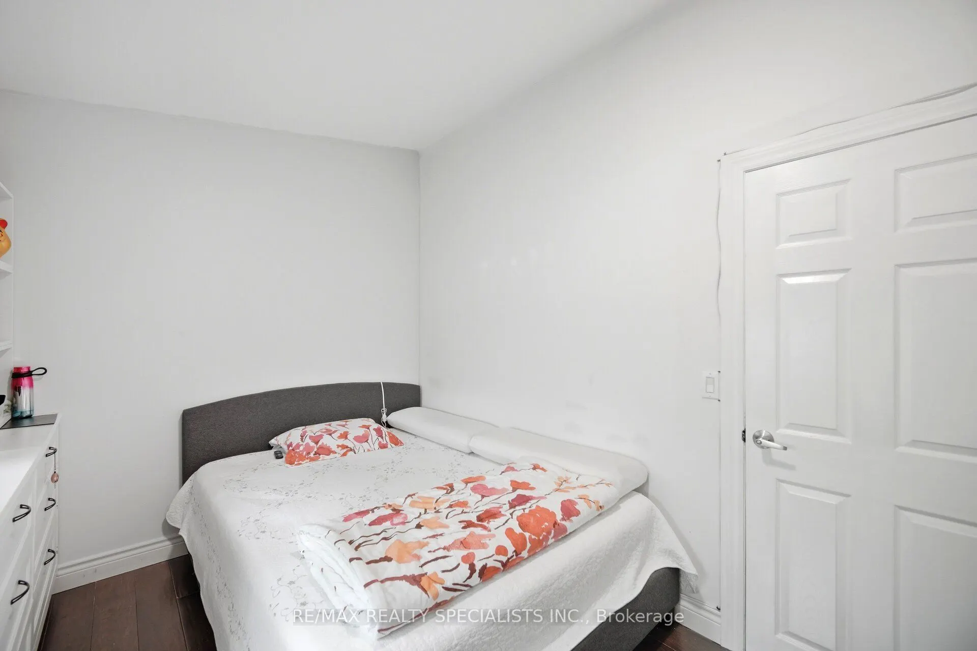 709 Queensway W