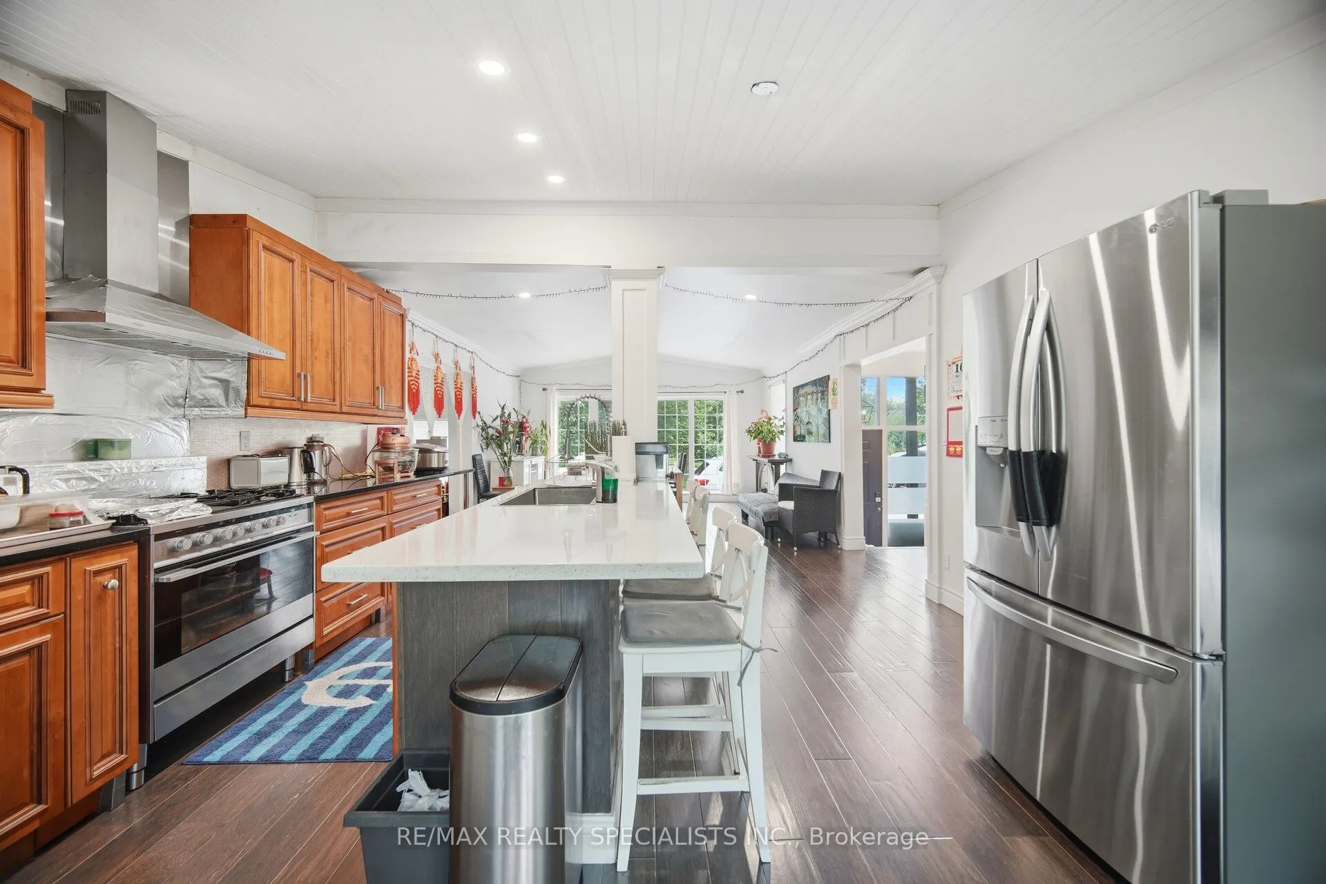 709 Queensway W