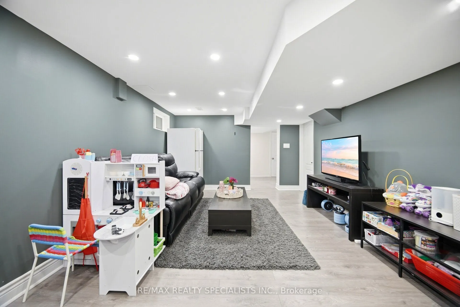 709 Queensway W