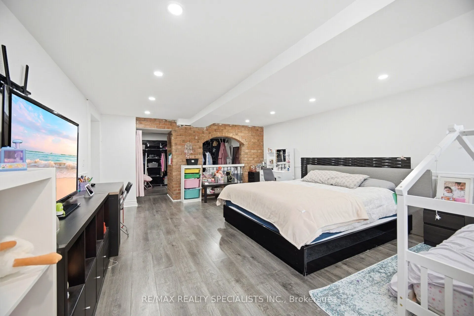 709 Queensway W