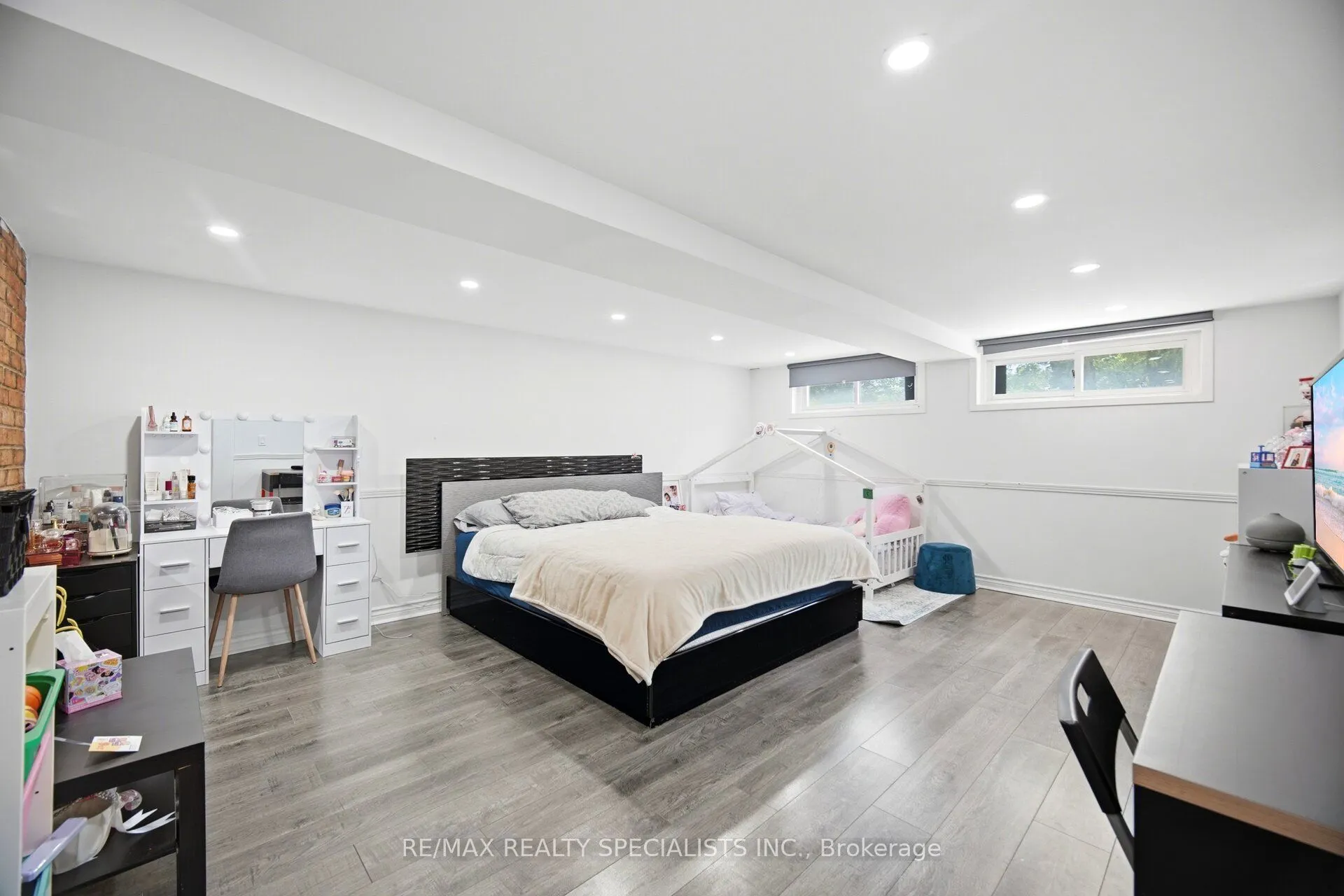 709 Queensway W
