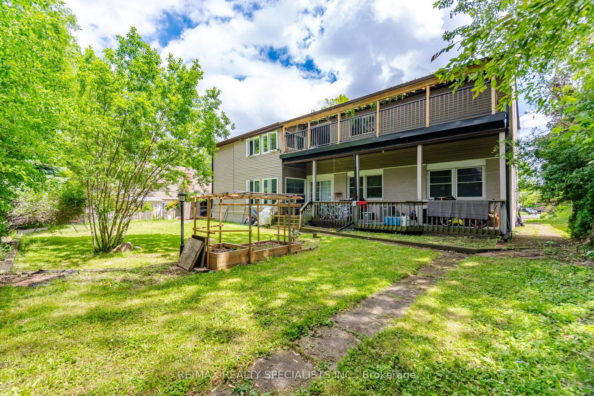 709 Queensway W