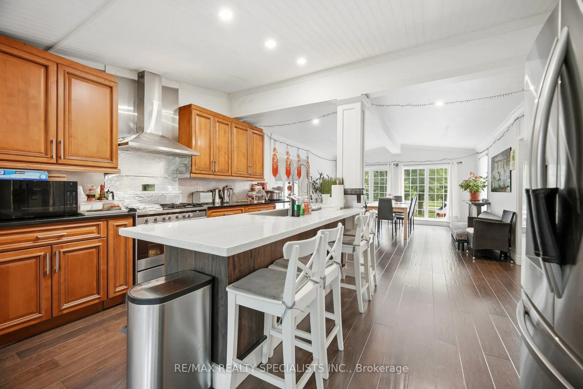 709 Queensway W