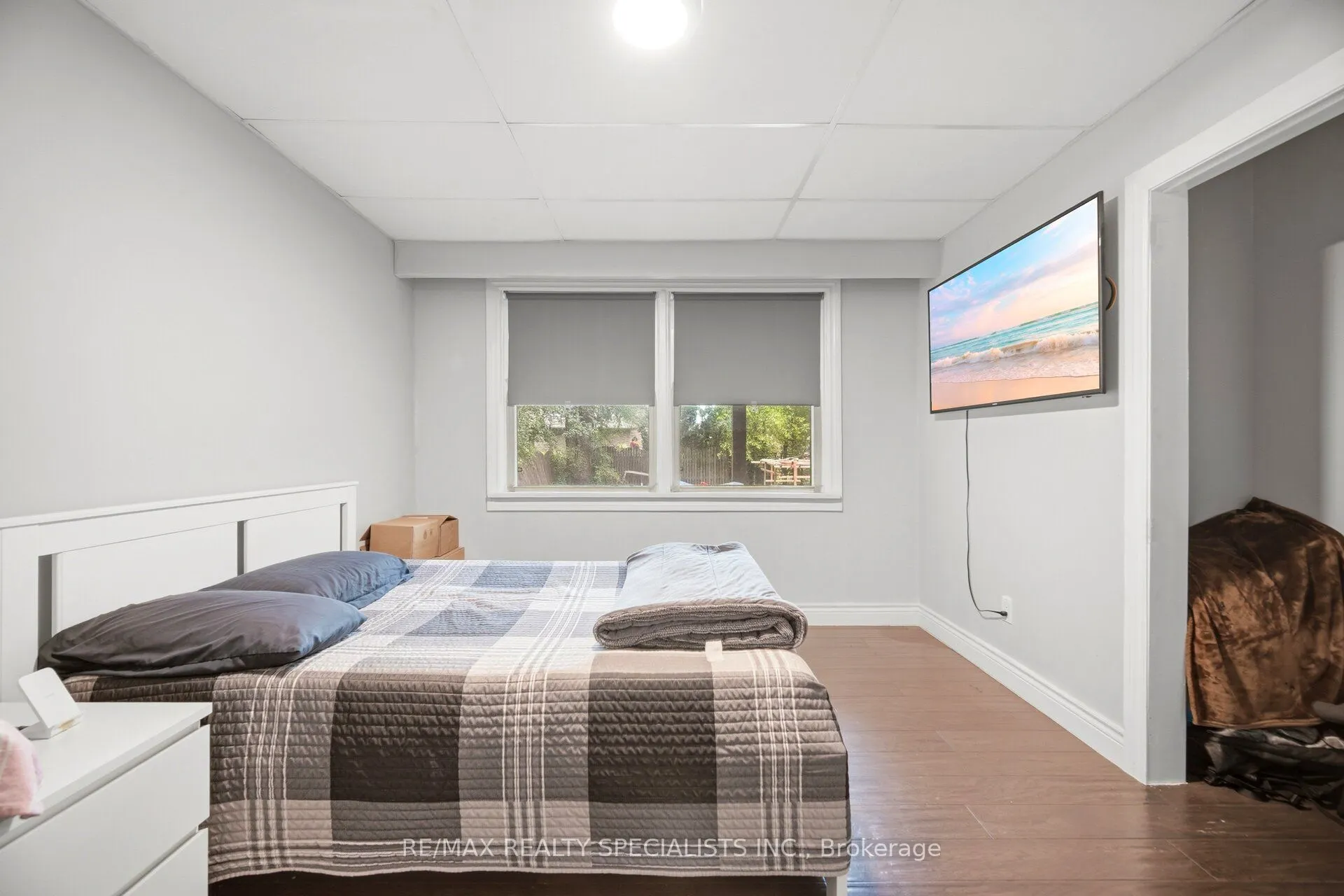 709 Queensway W