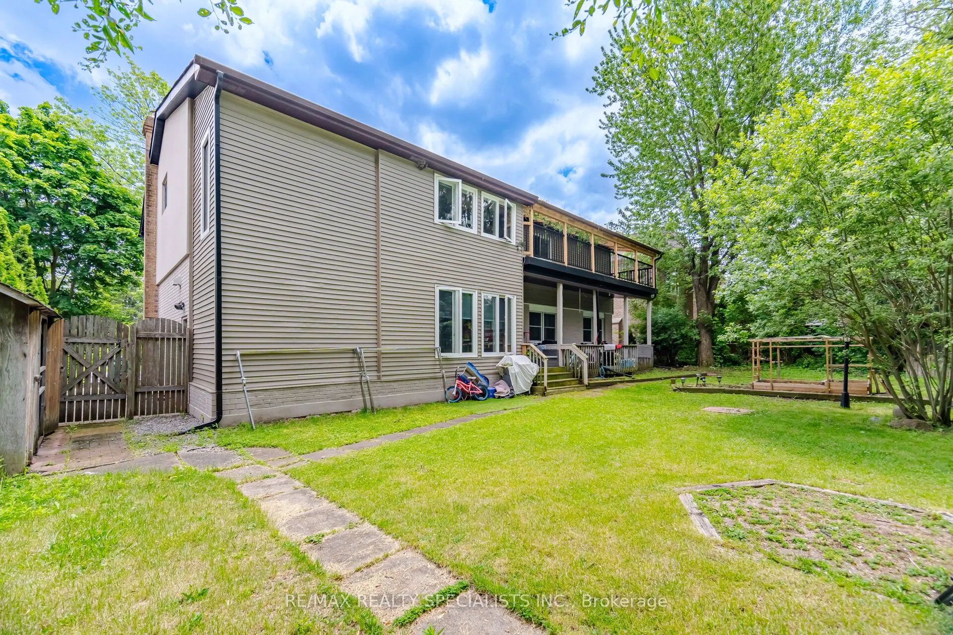 709 Queensway W