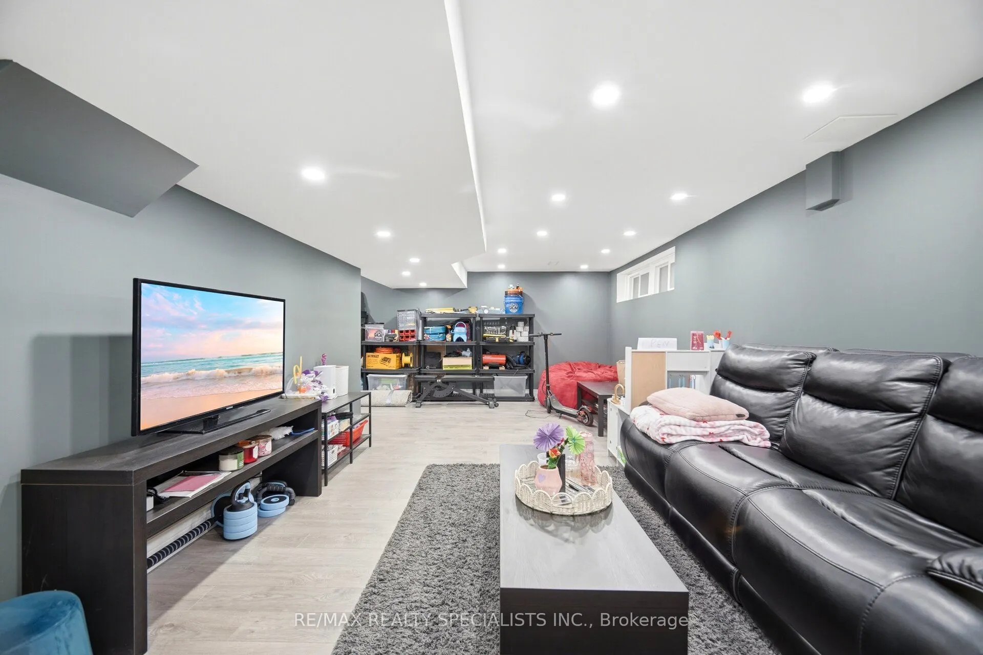 709 Queensway W