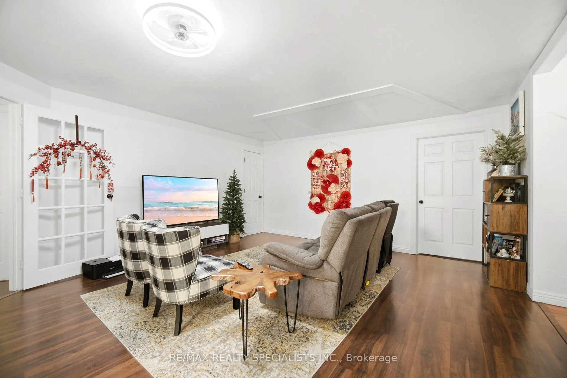 709 Queensway W