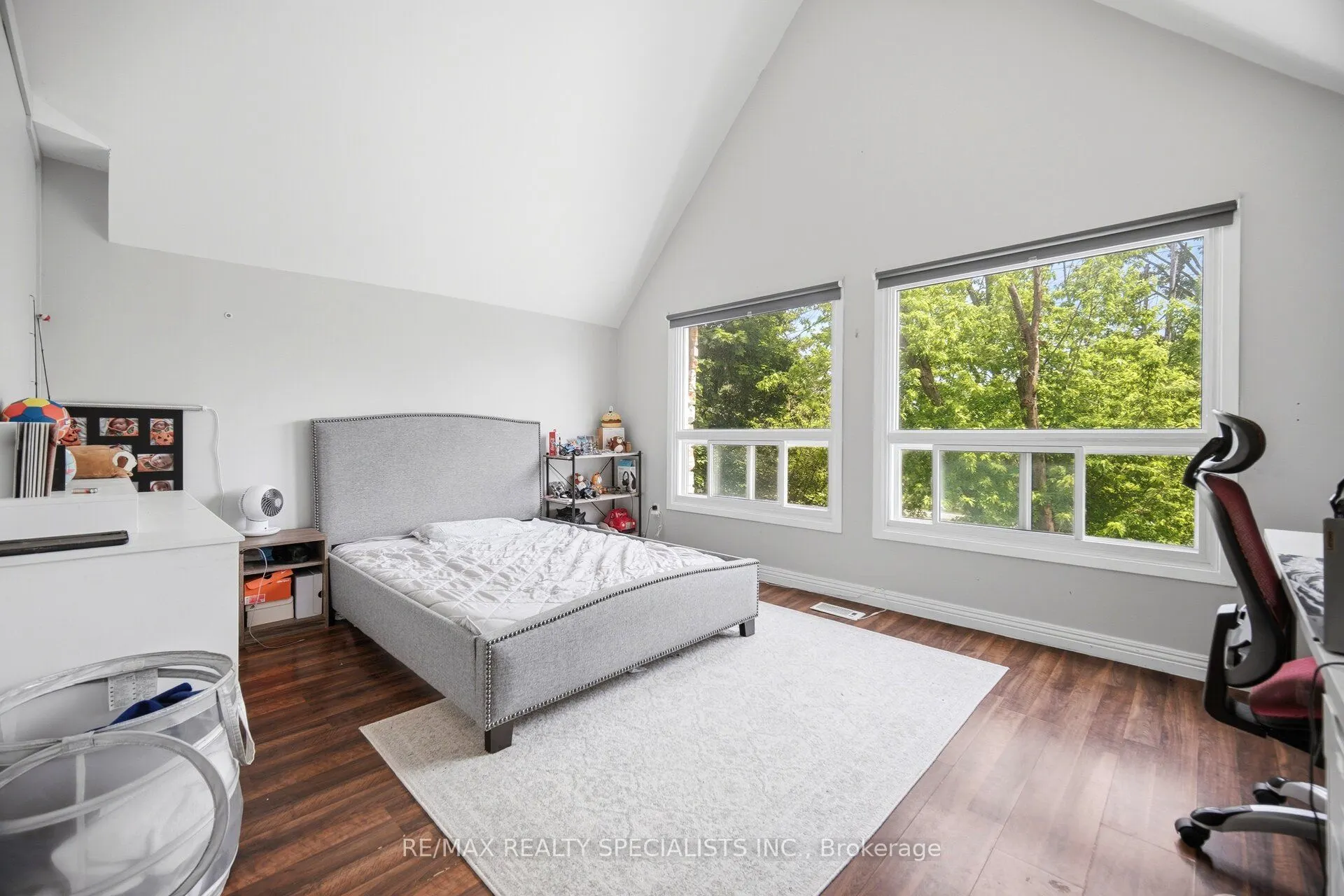 709 Queensway W