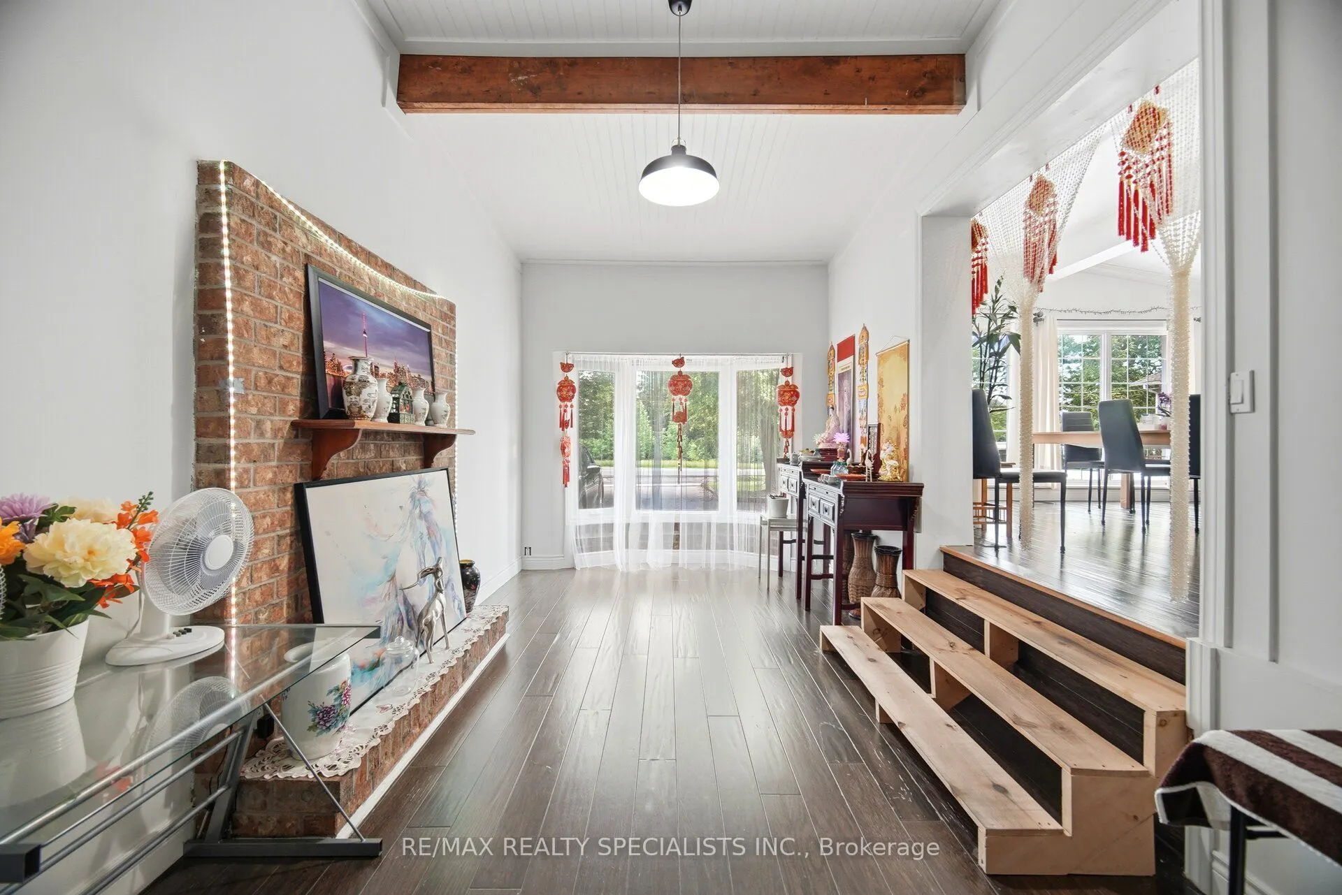 709 Queensway W