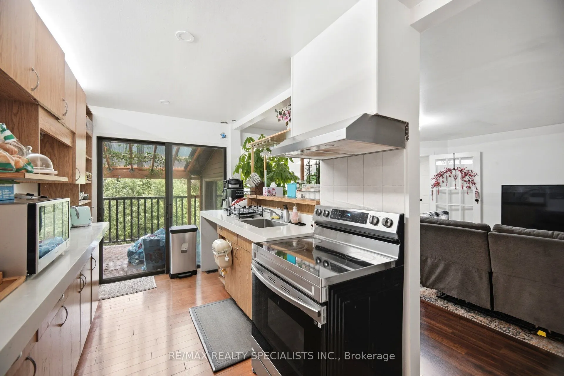 709 Queensway W
