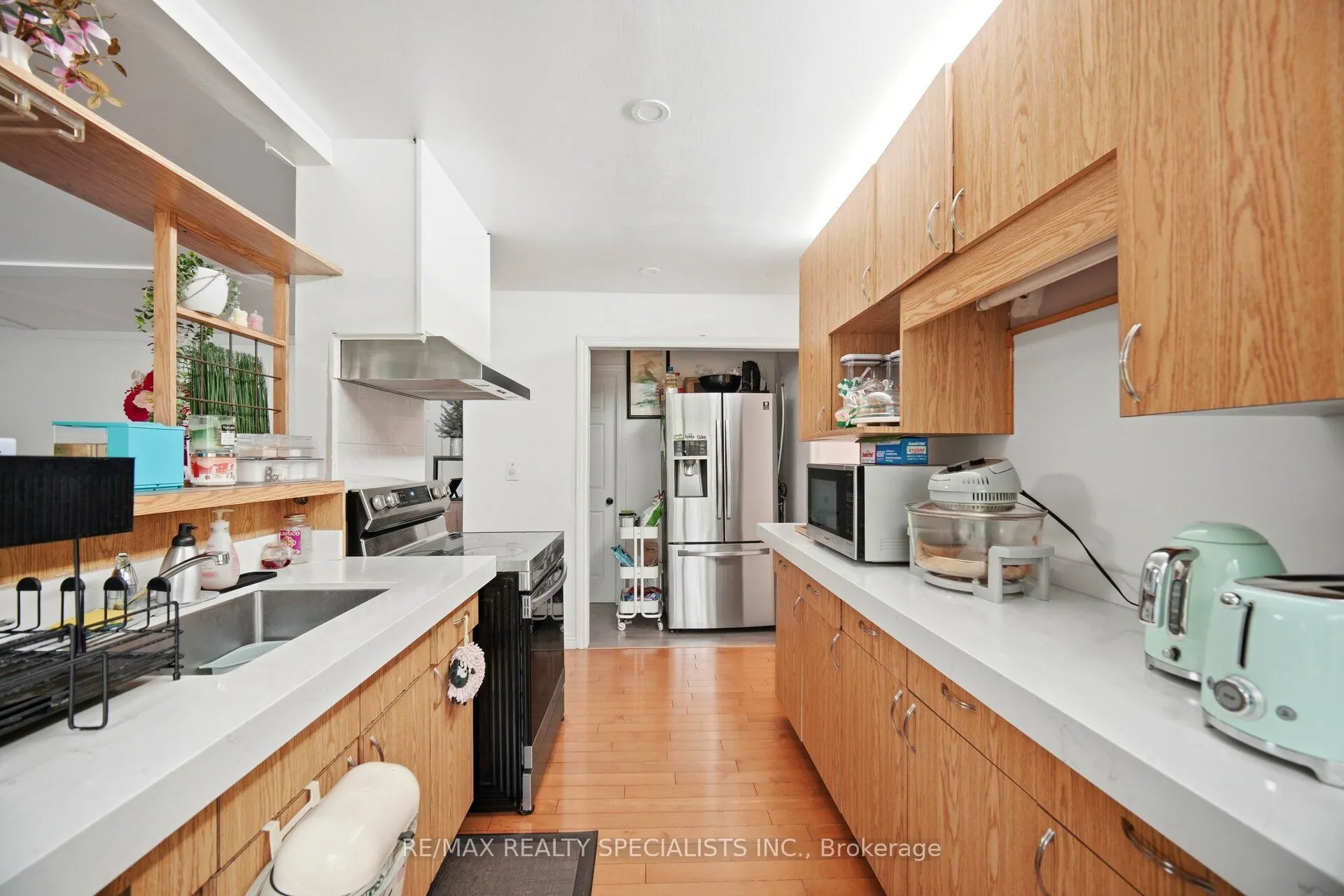 709 Queensway W
