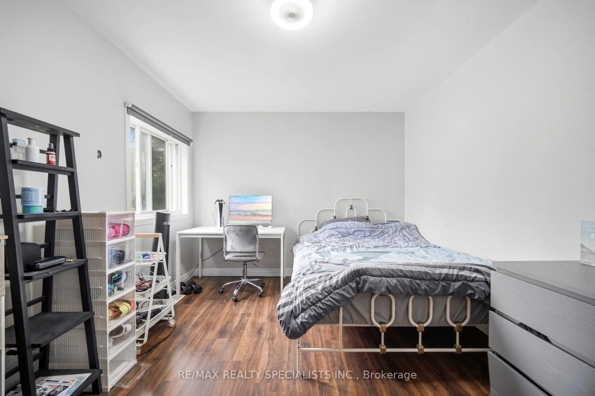 709 Queensway W
