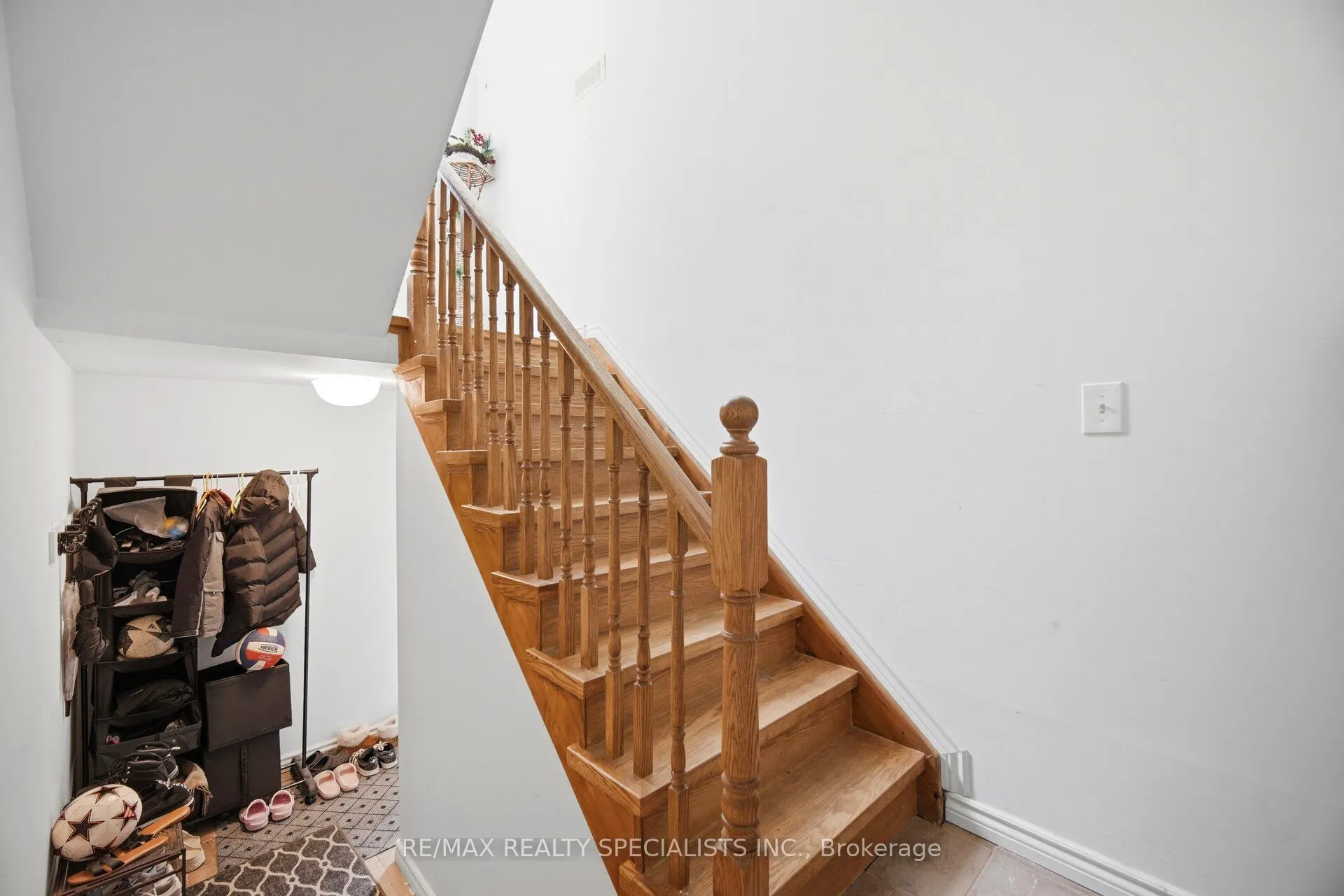 709 Queensway W