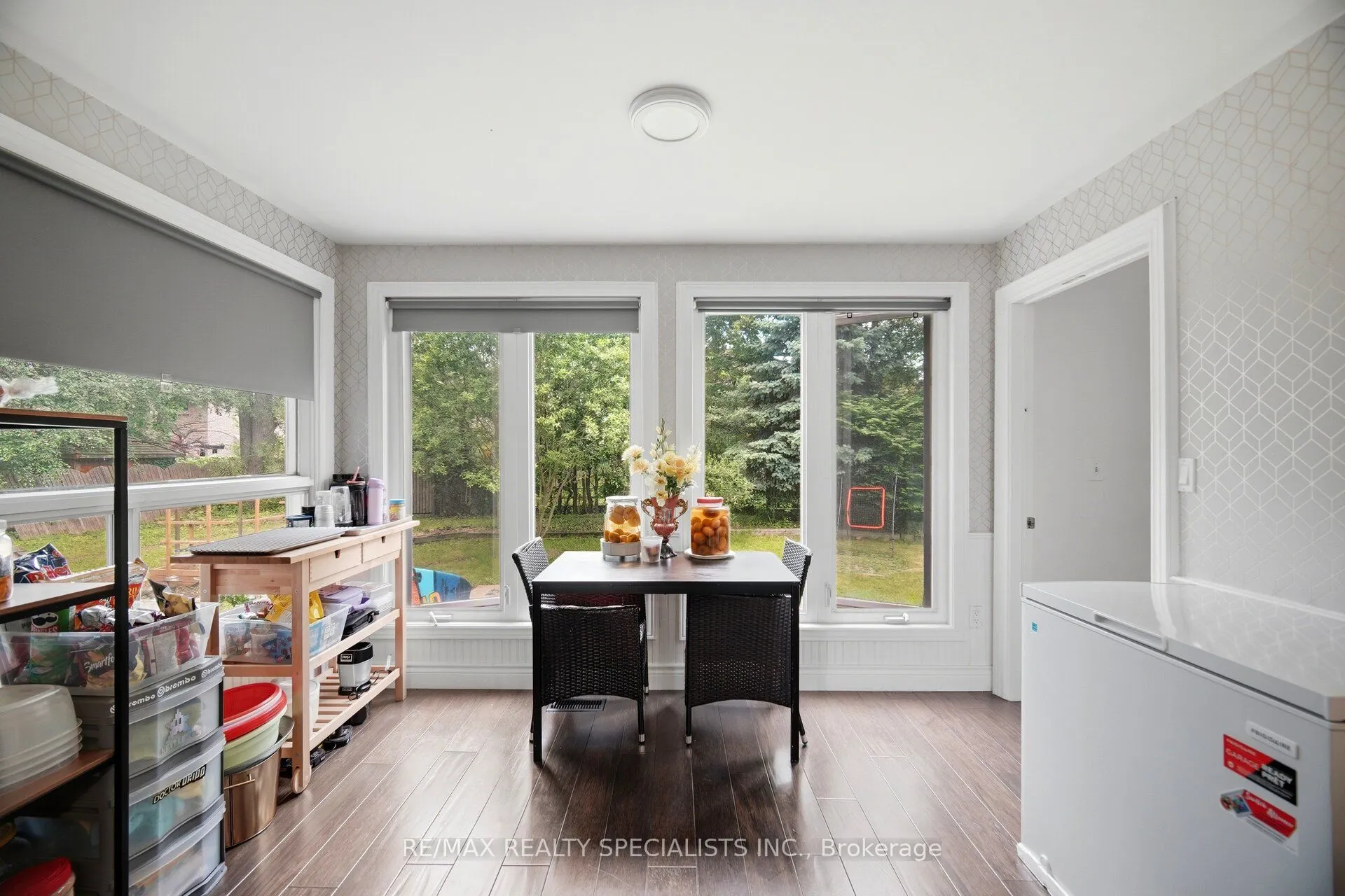 709 Queensway W