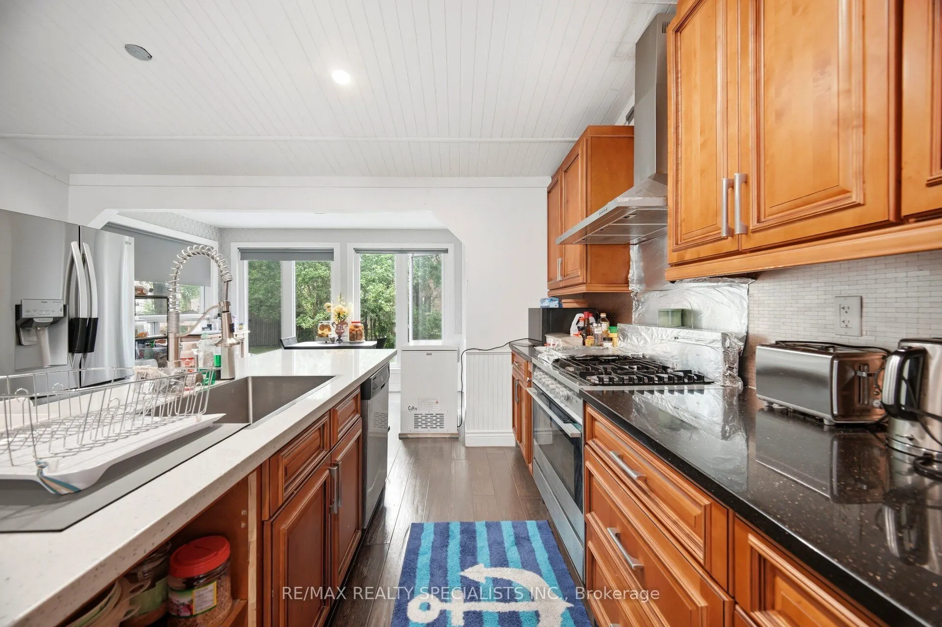 709 Queensway W