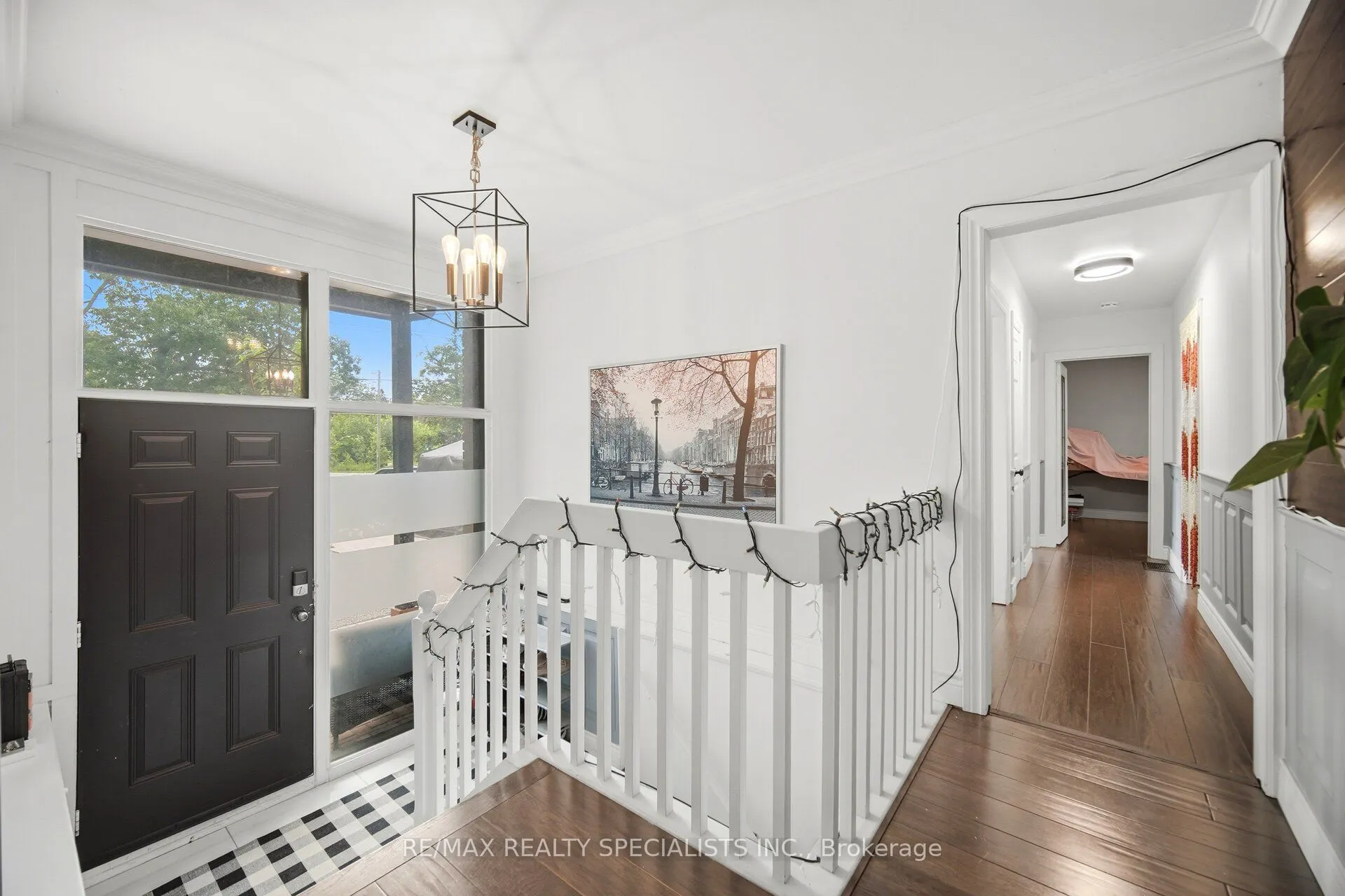 709 Queensway W