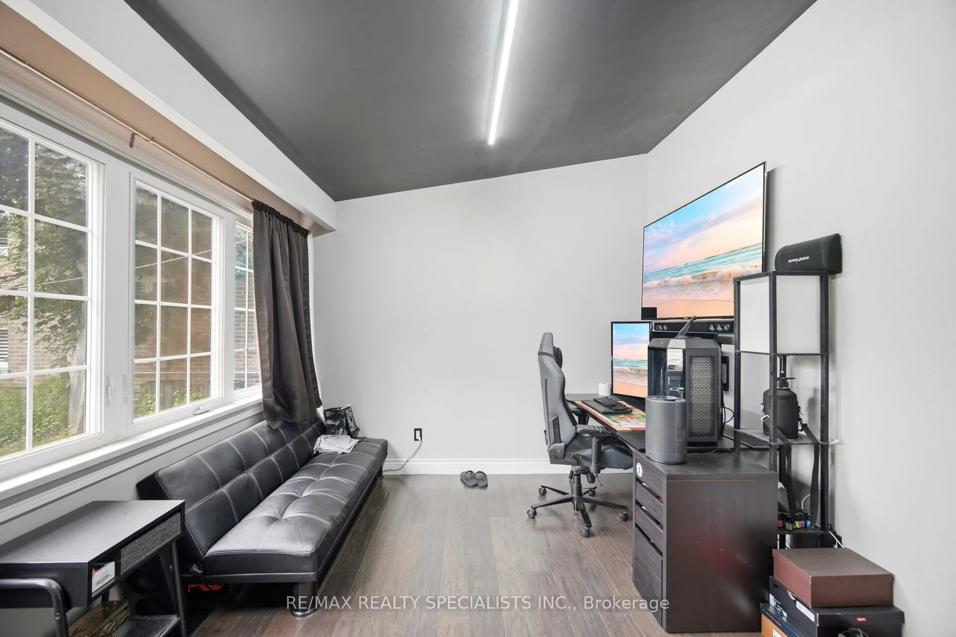 709 Queensway W