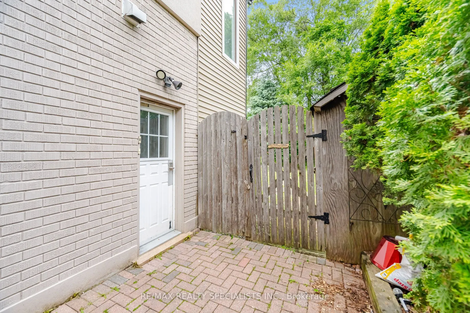 709 Queensway W