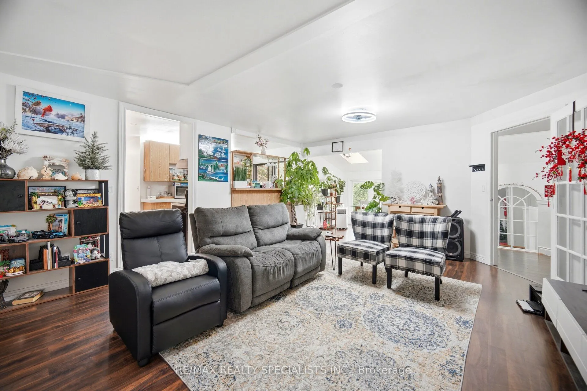 709 Queensway W