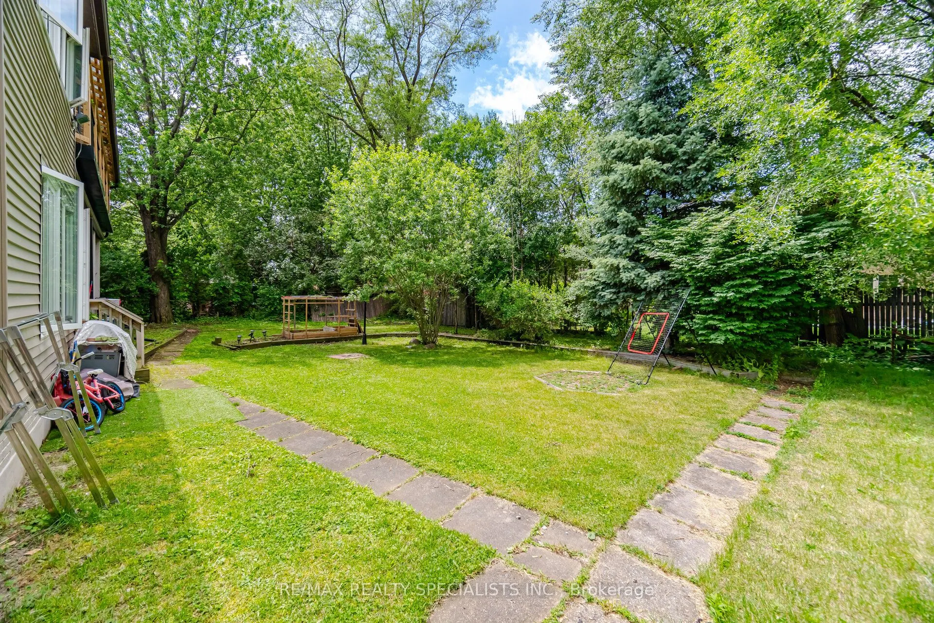 709 Queensway W