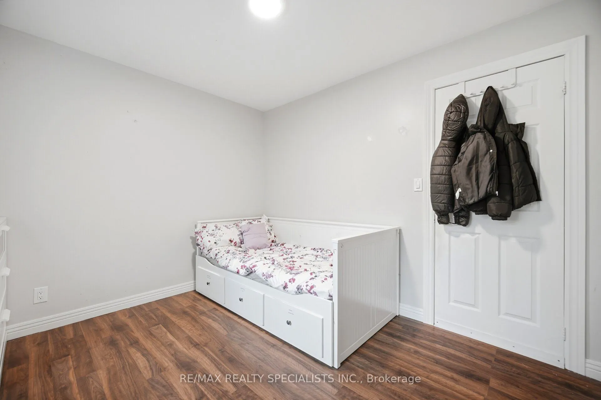709 Queensway W