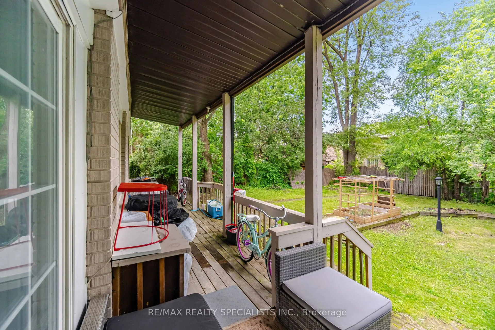 709 Queensway W