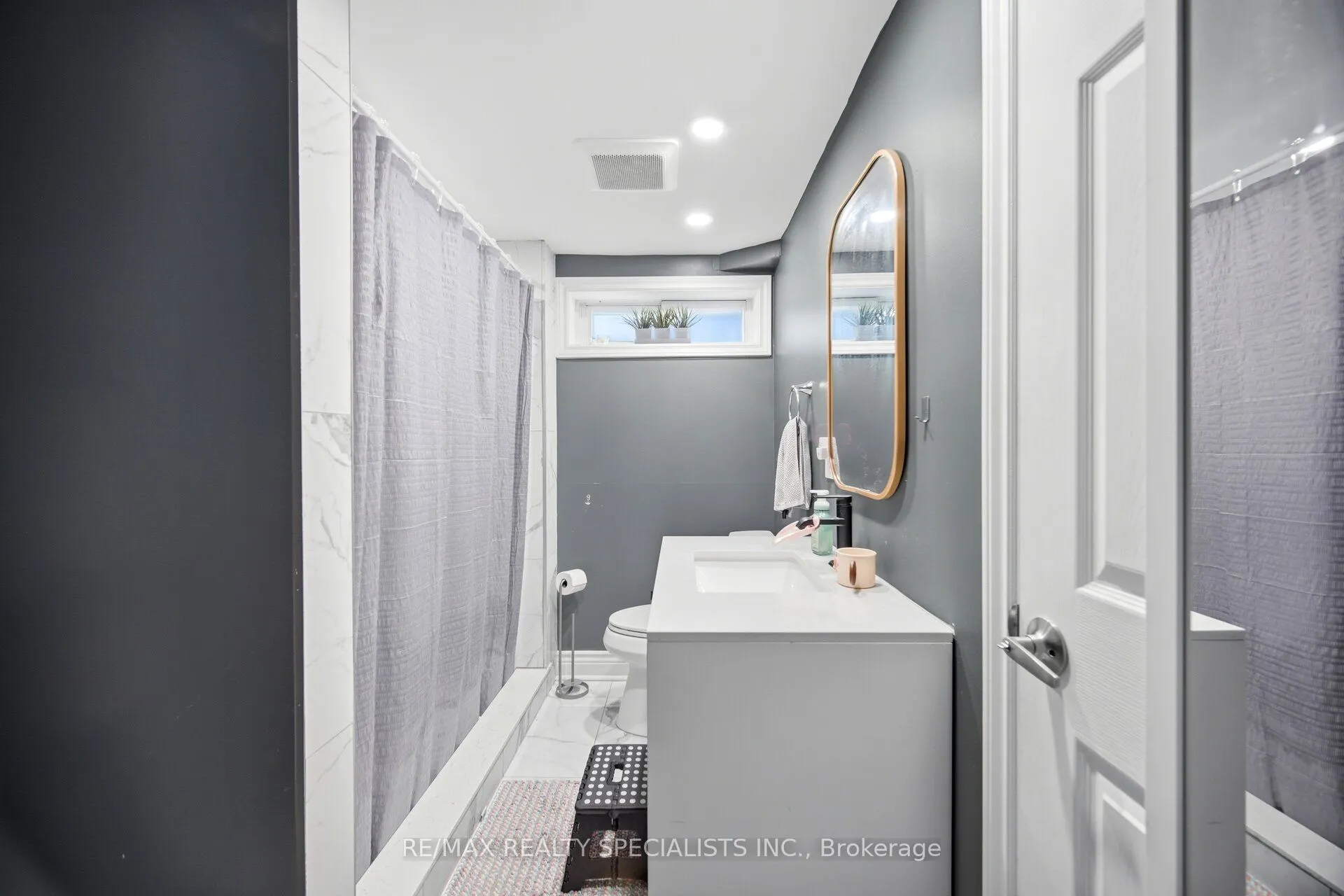 709 Queensway W