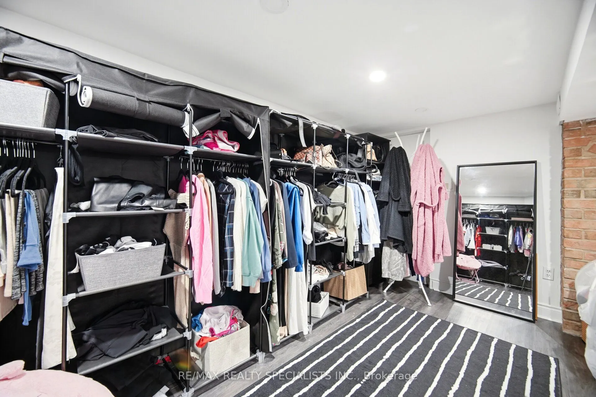 709 Queensway W