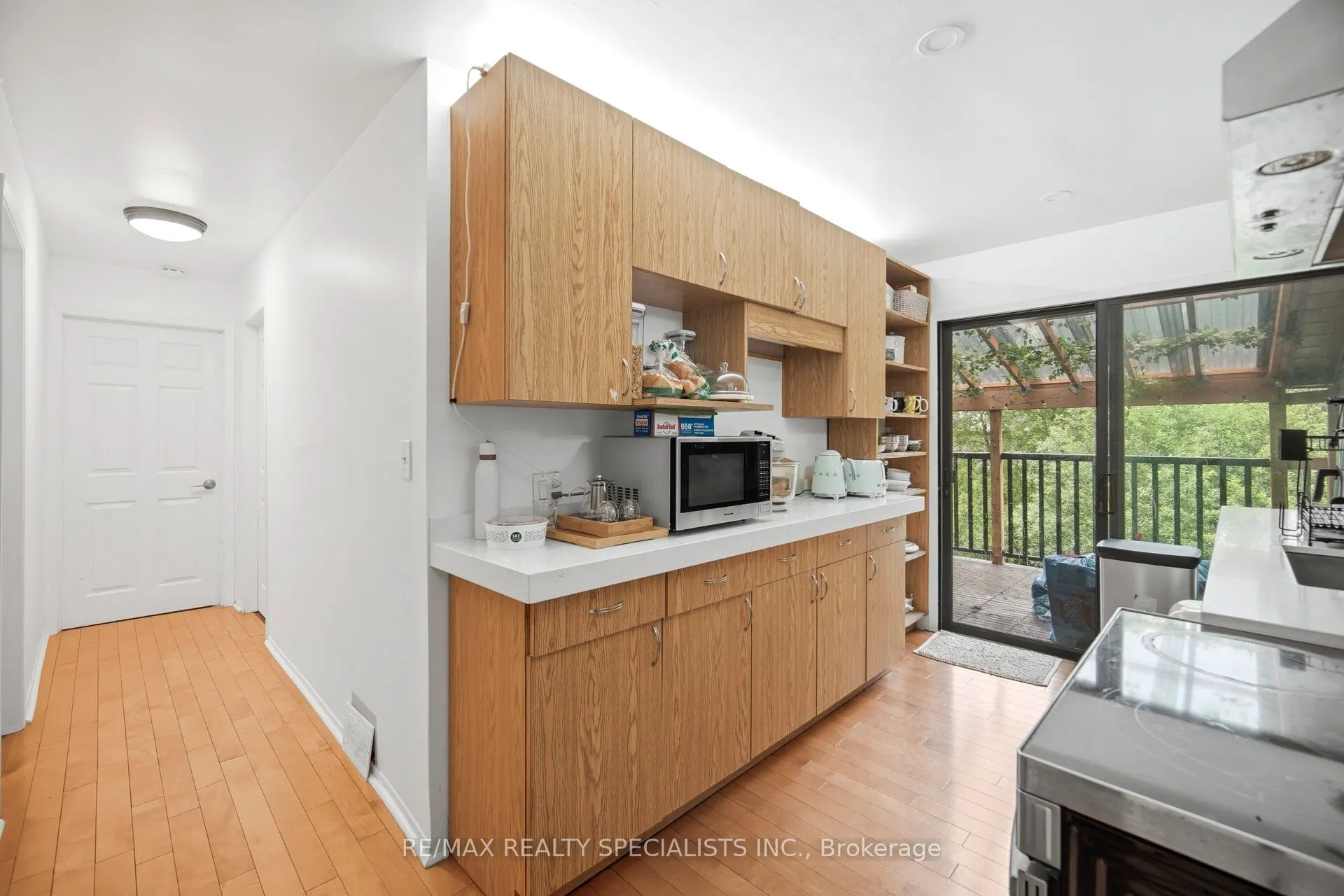 709 Queensway W