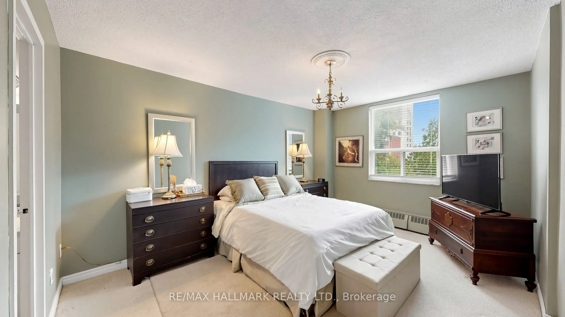 49 Queen Street E #402