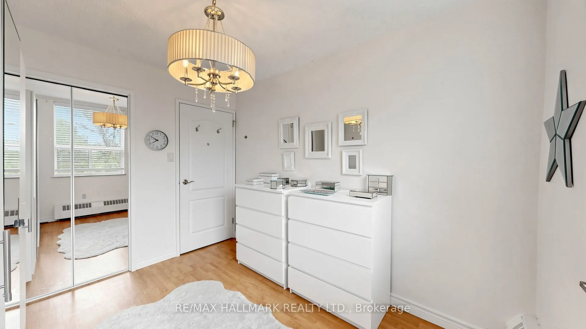 49 Queen Street E #402