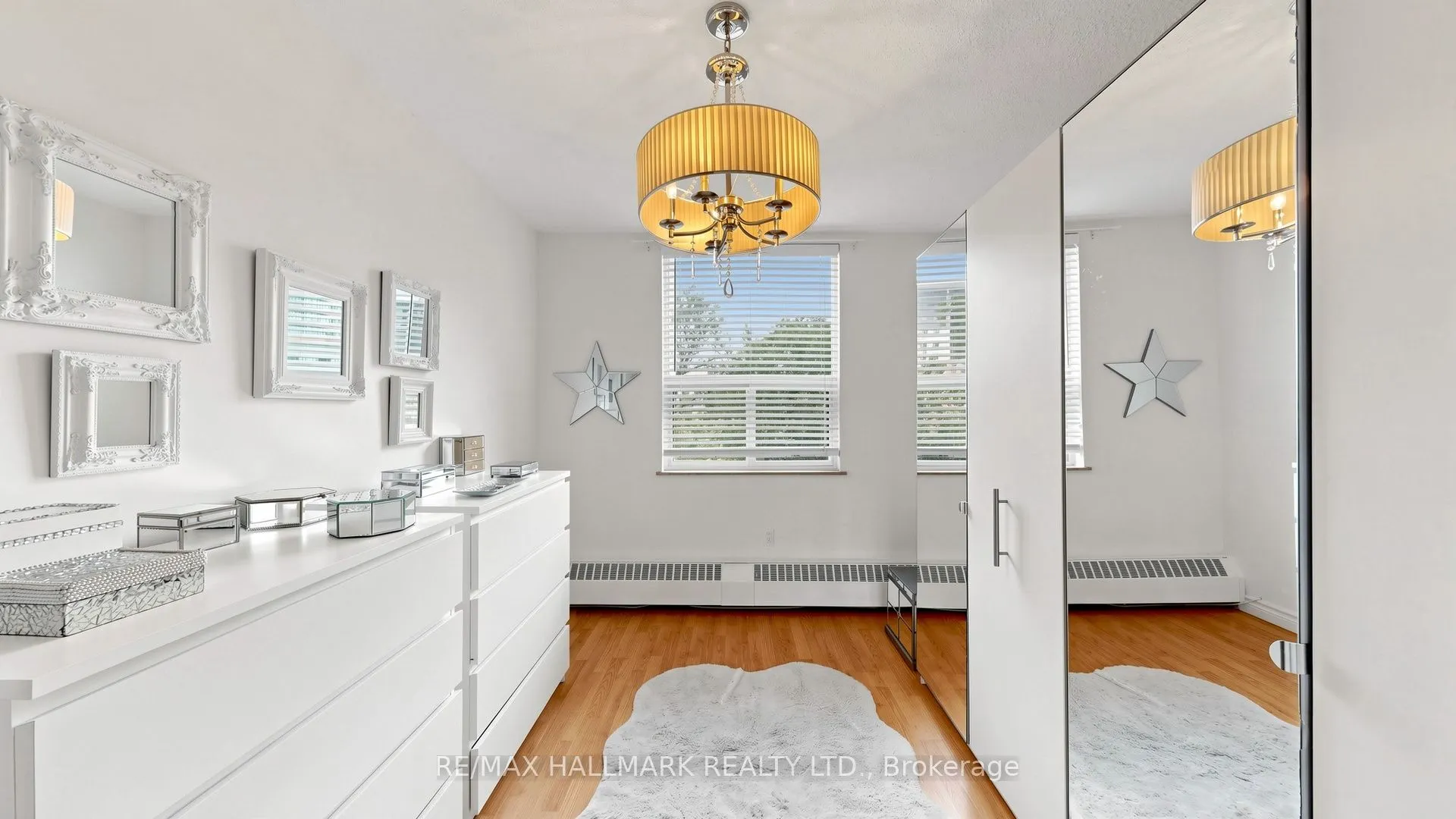 49 Queen Street E #402