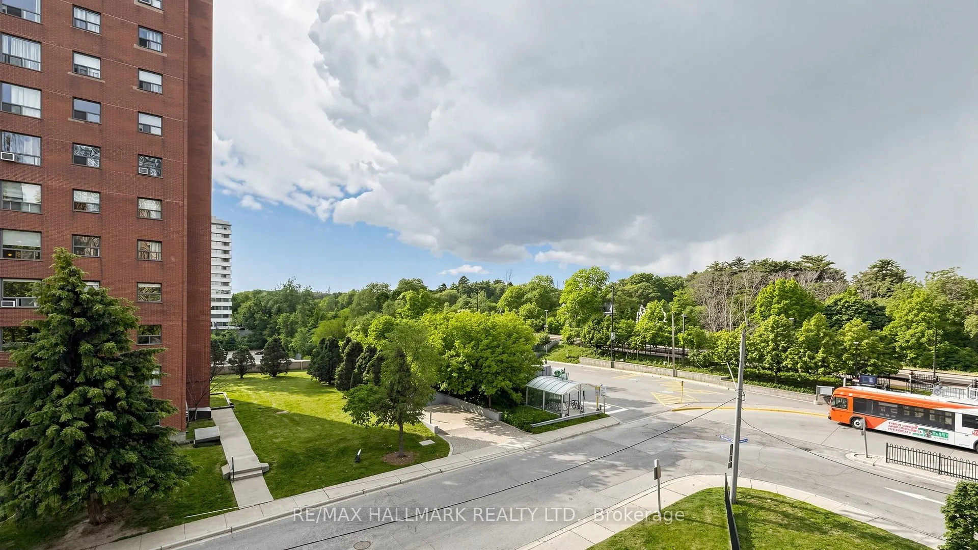 49 Queen Street E #402