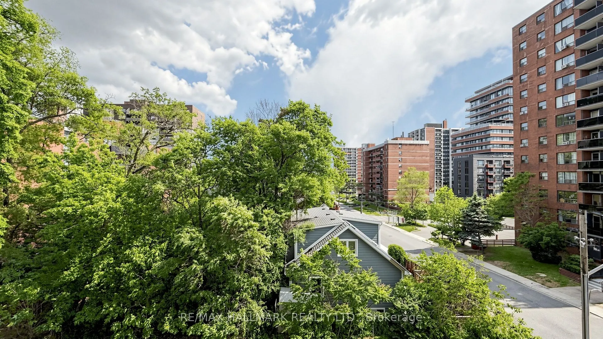 49 Queen Street E #402