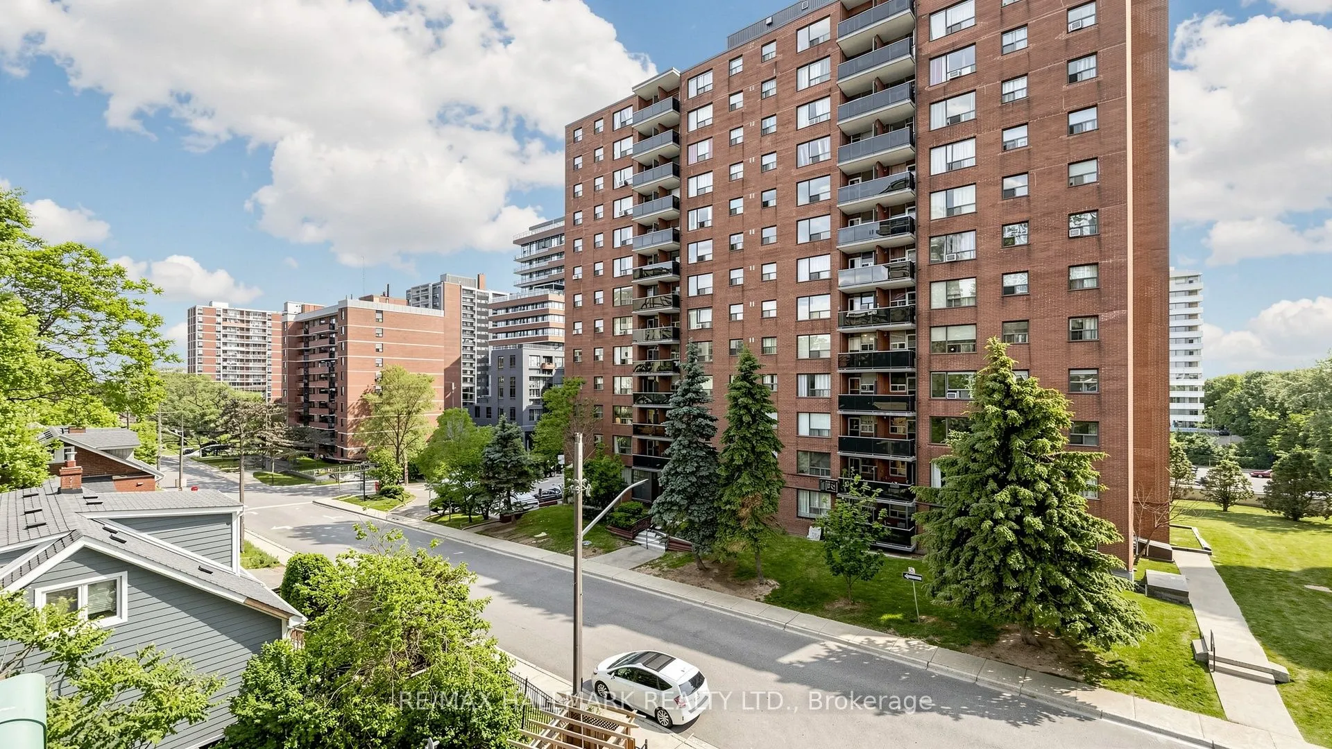49 Queen Street E #402