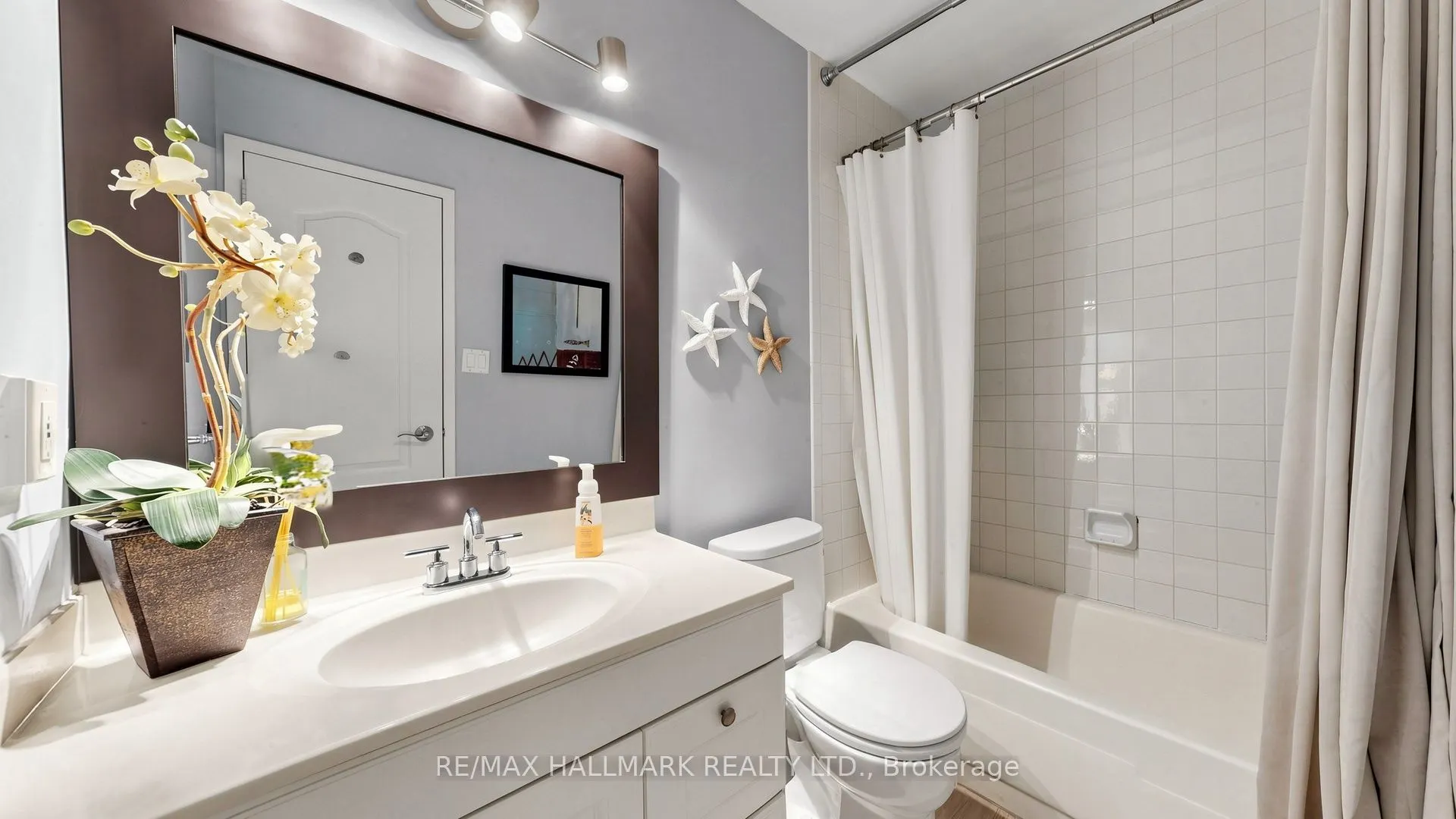 49 Queen Street E #402