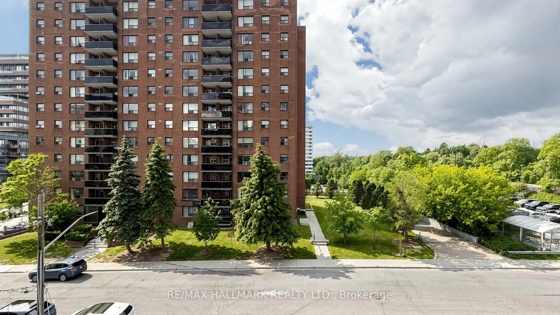 49 Queen Street E #402