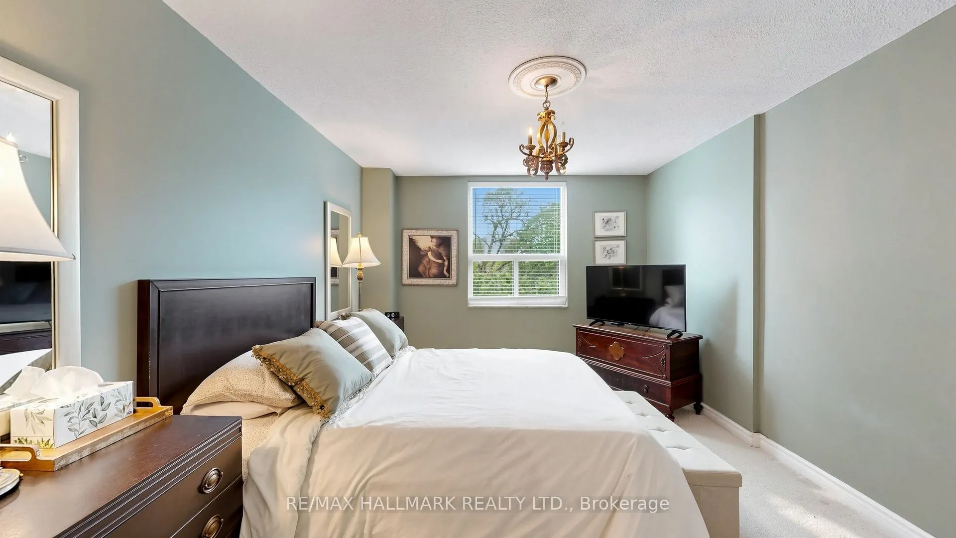 49 Queen Street E #402
