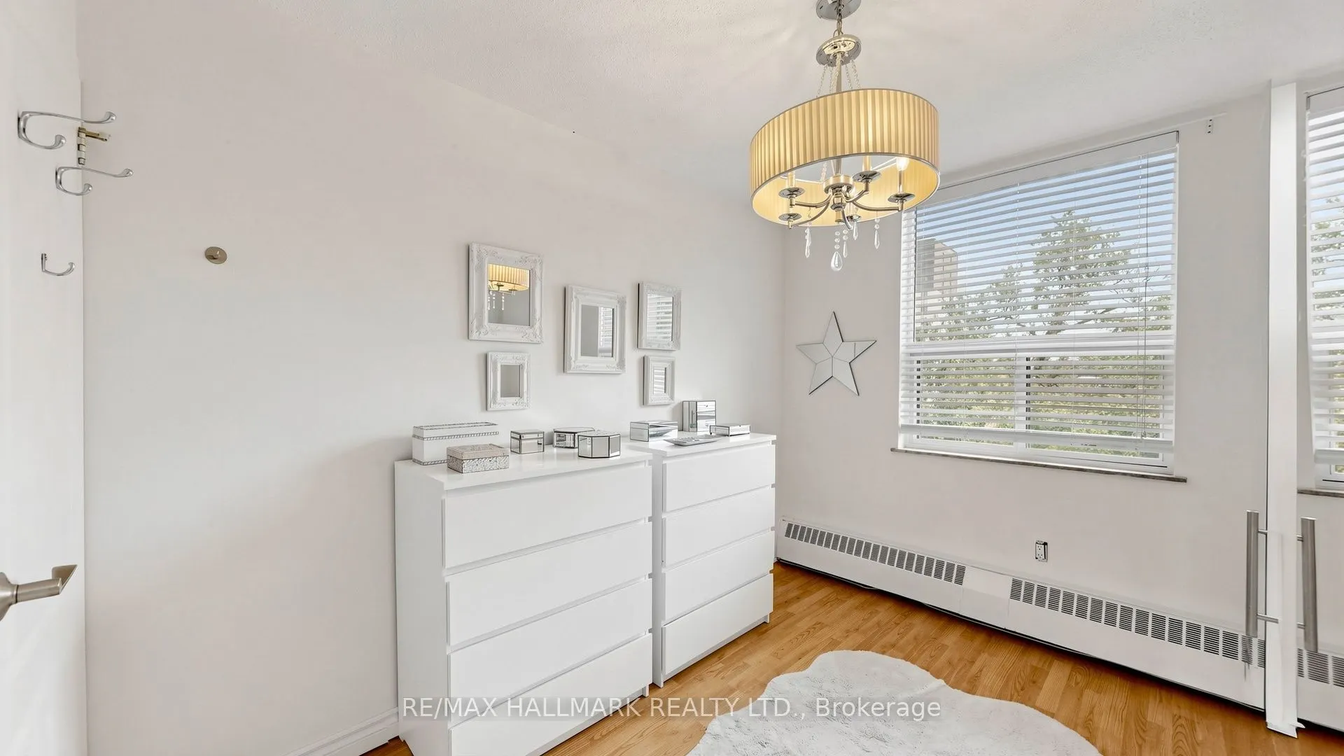 49 Queen Street E #402