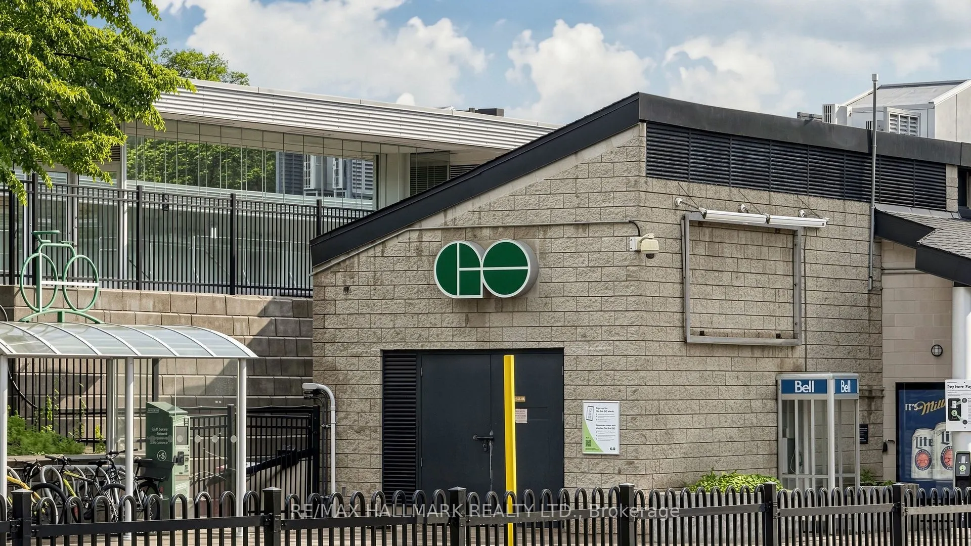 49 Queen Street E #402