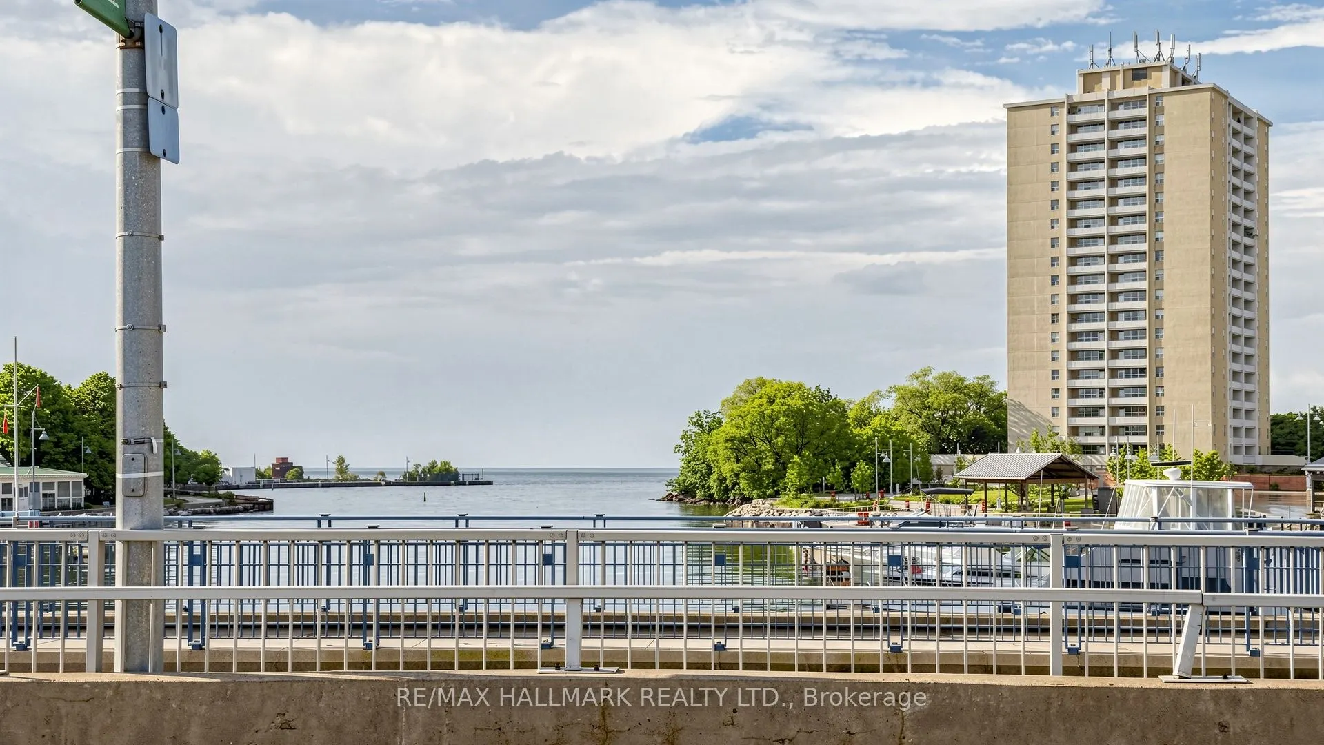 49 Queen Street E #402