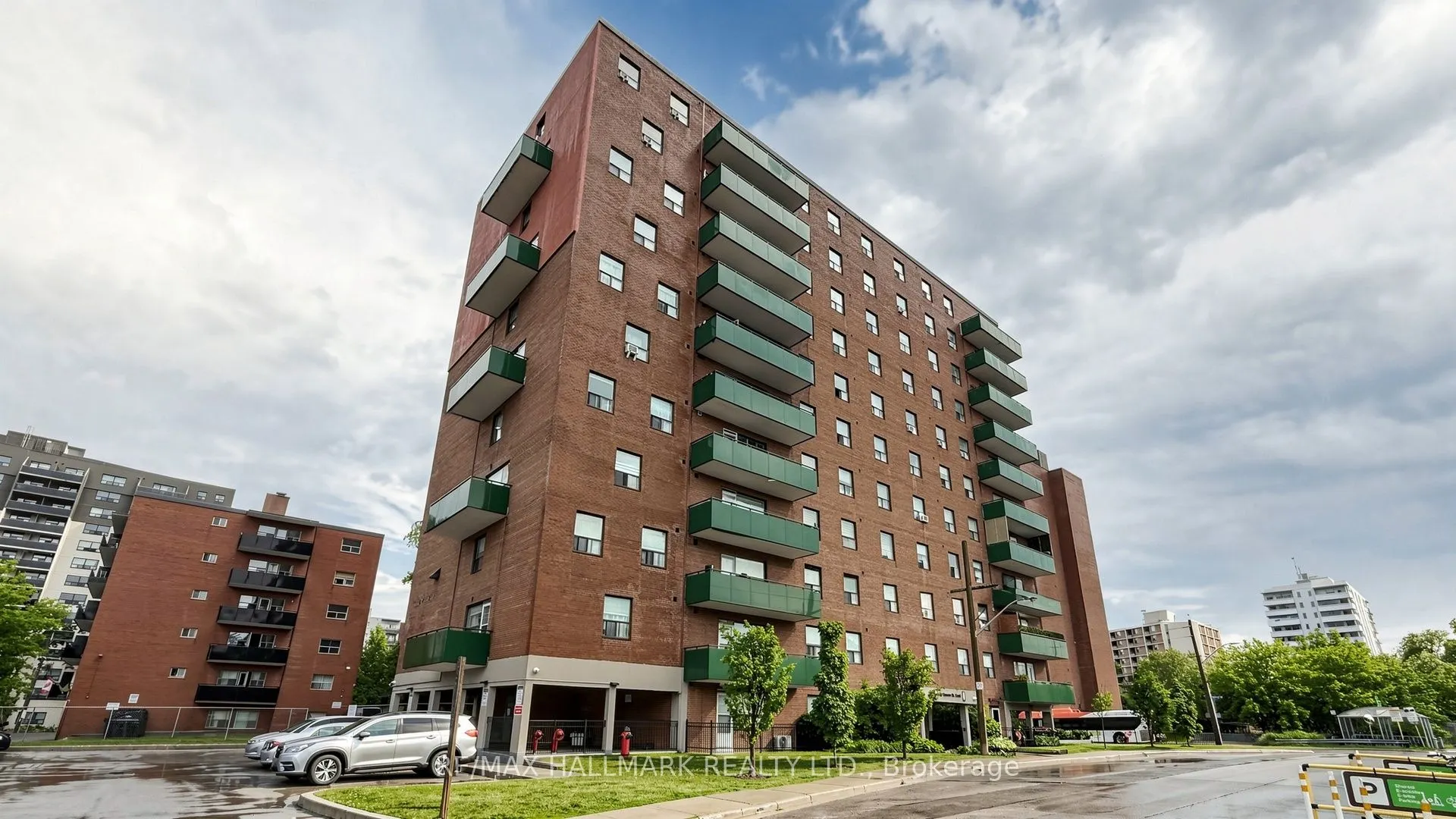 49 Queen Street E #402