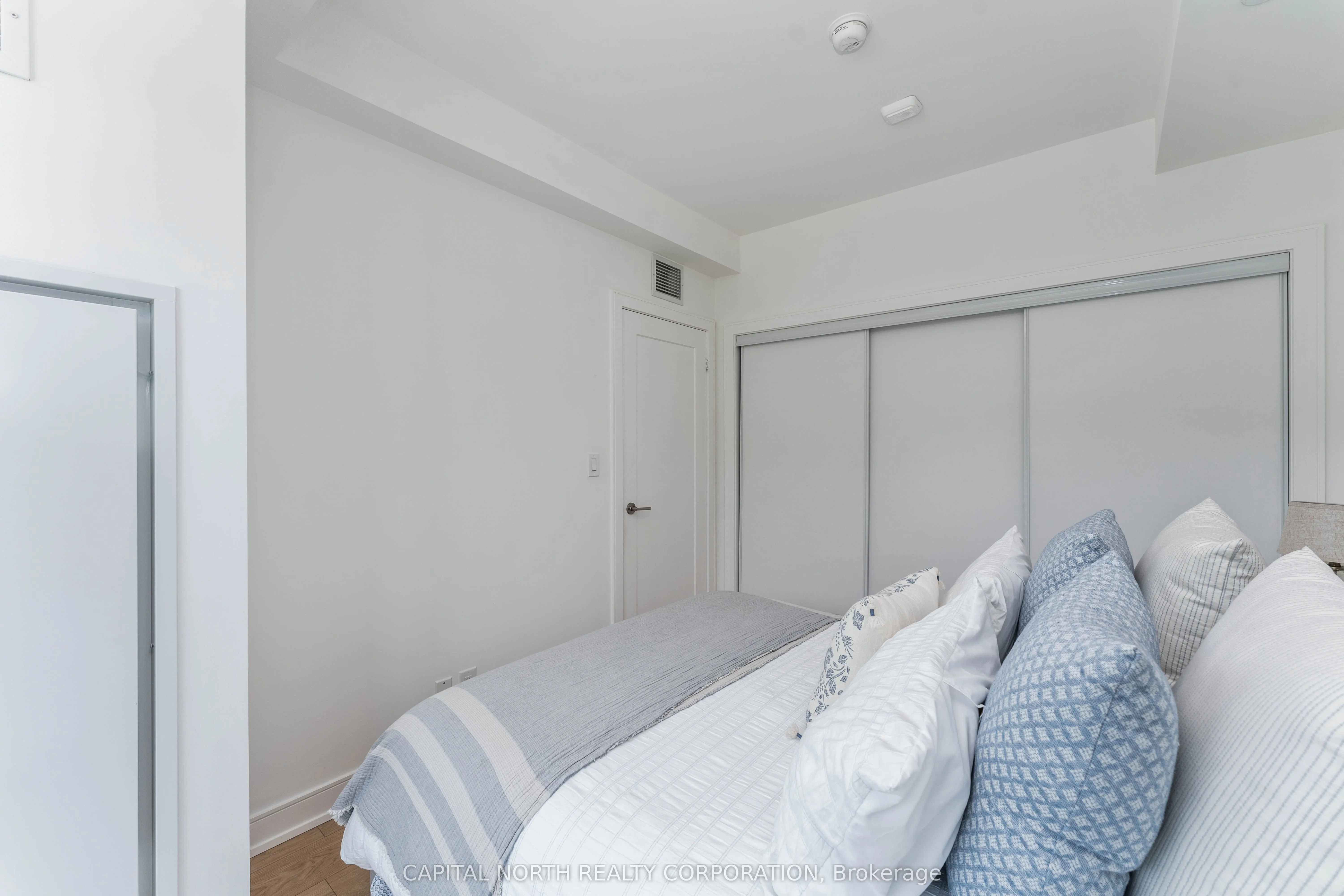 1575 Lakeshore Road W #270