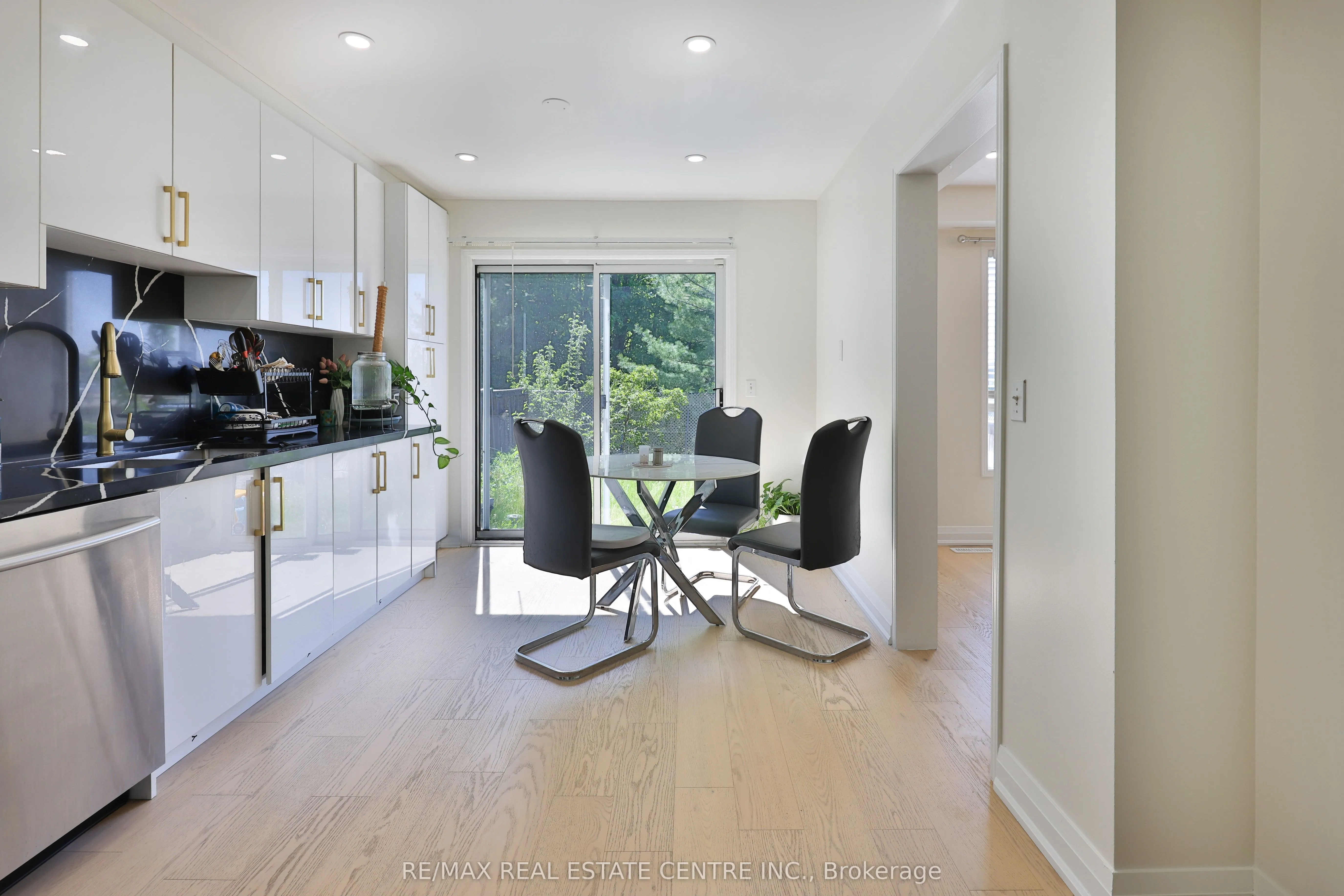 3826 forest bluff Crescent