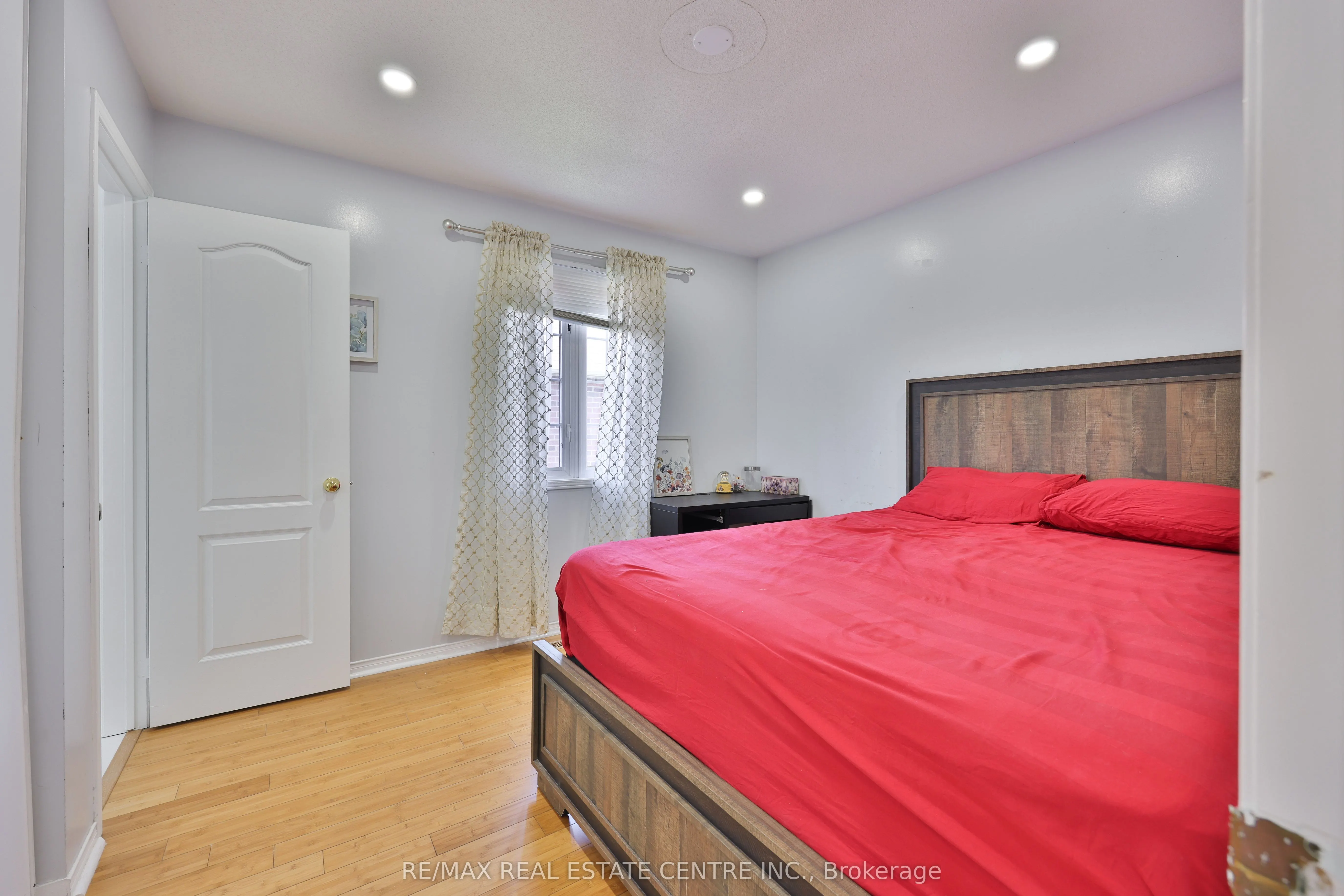 3826 forest bluff Crescent