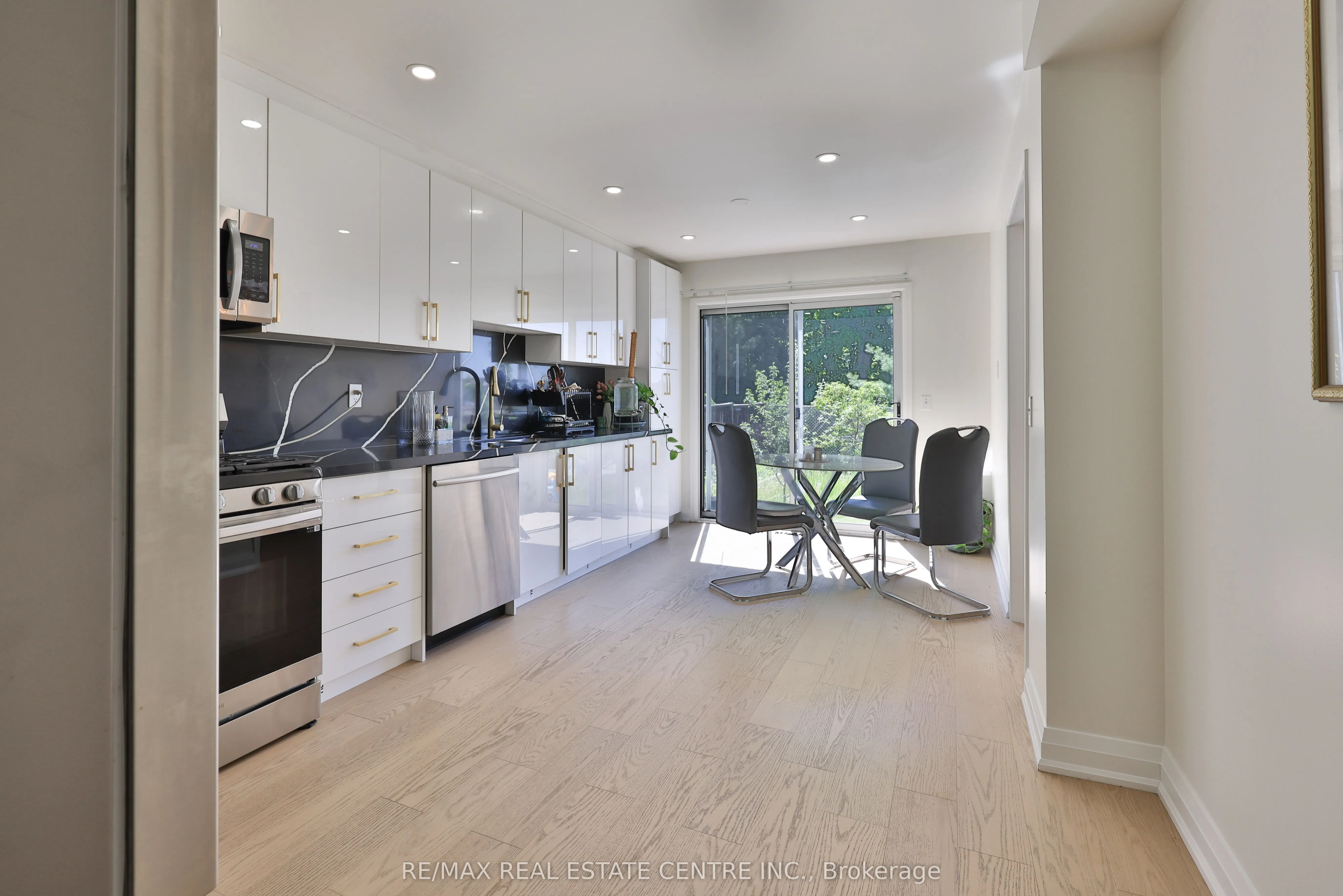 3826 forest bluff Crescent
