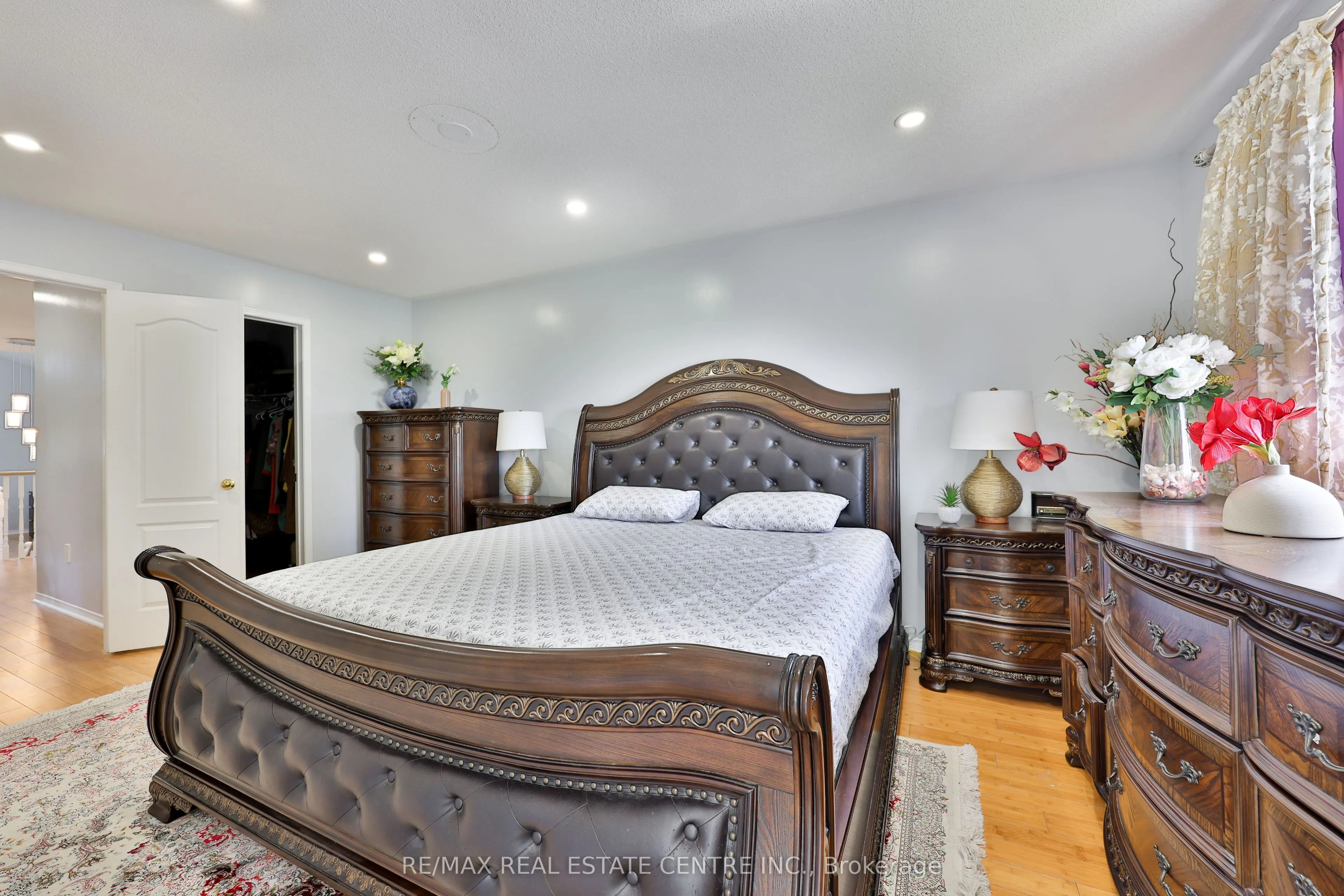 3826 forest bluff Crescent