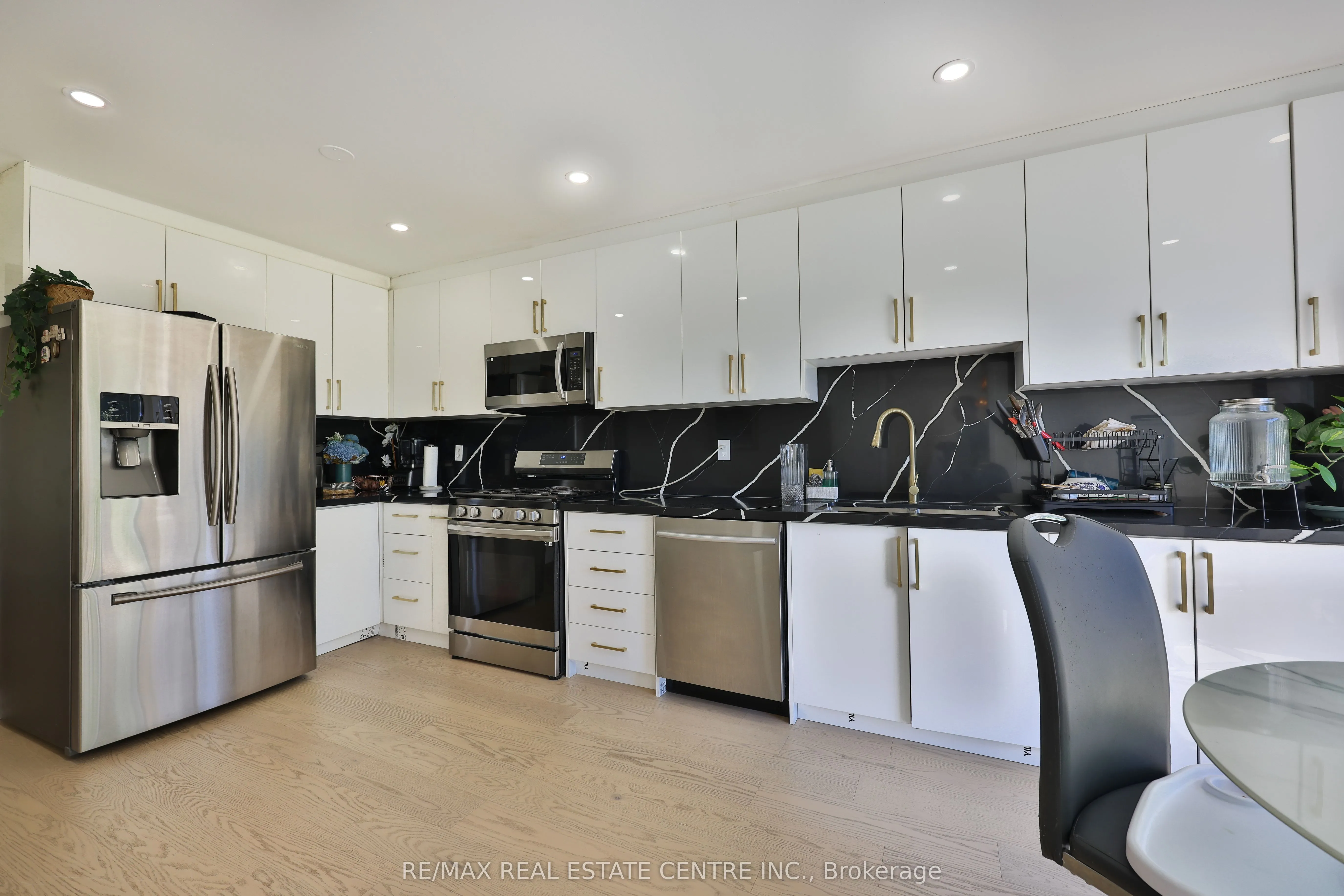3826 forest bluff Crescent