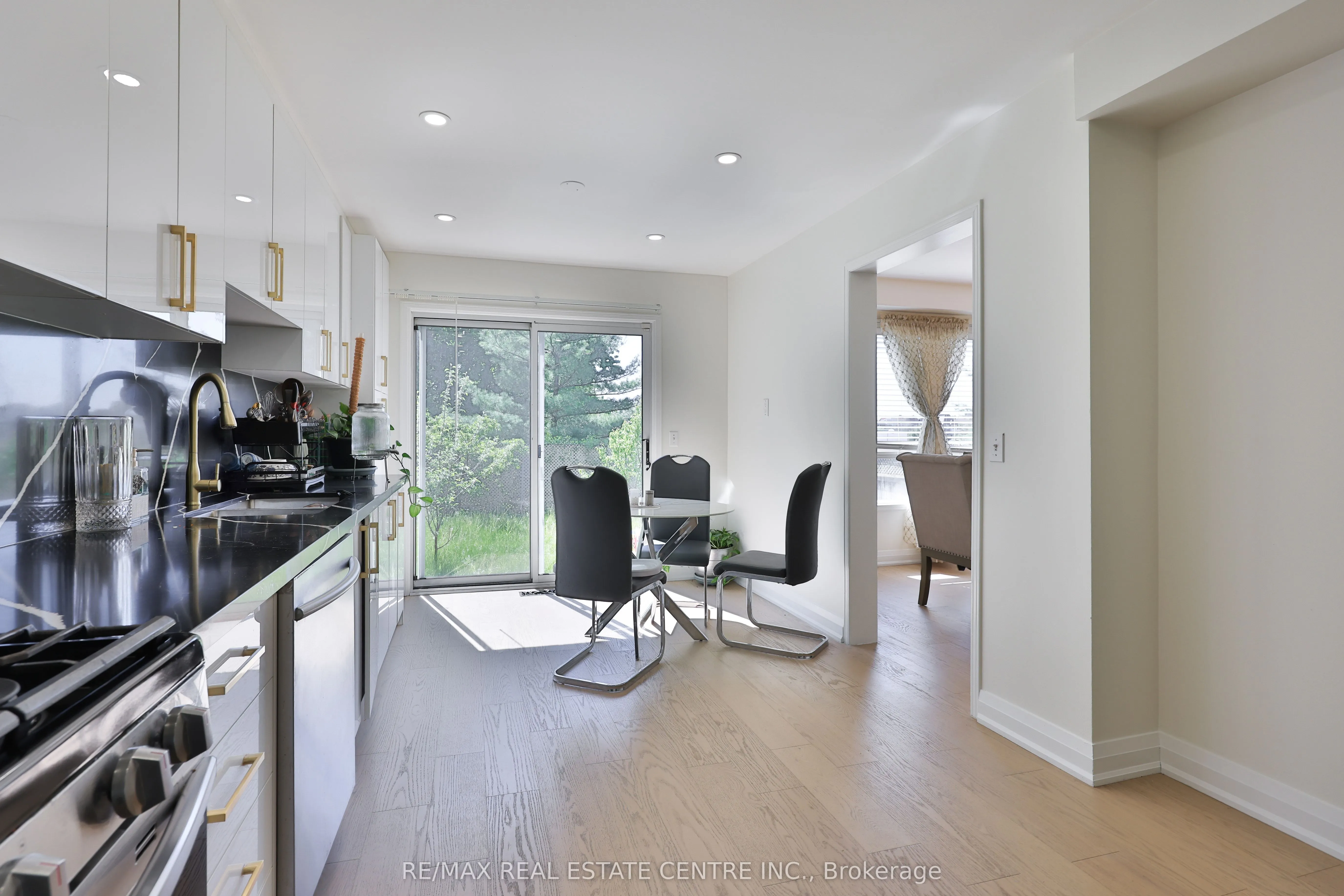 3826 forest bluff Crescent