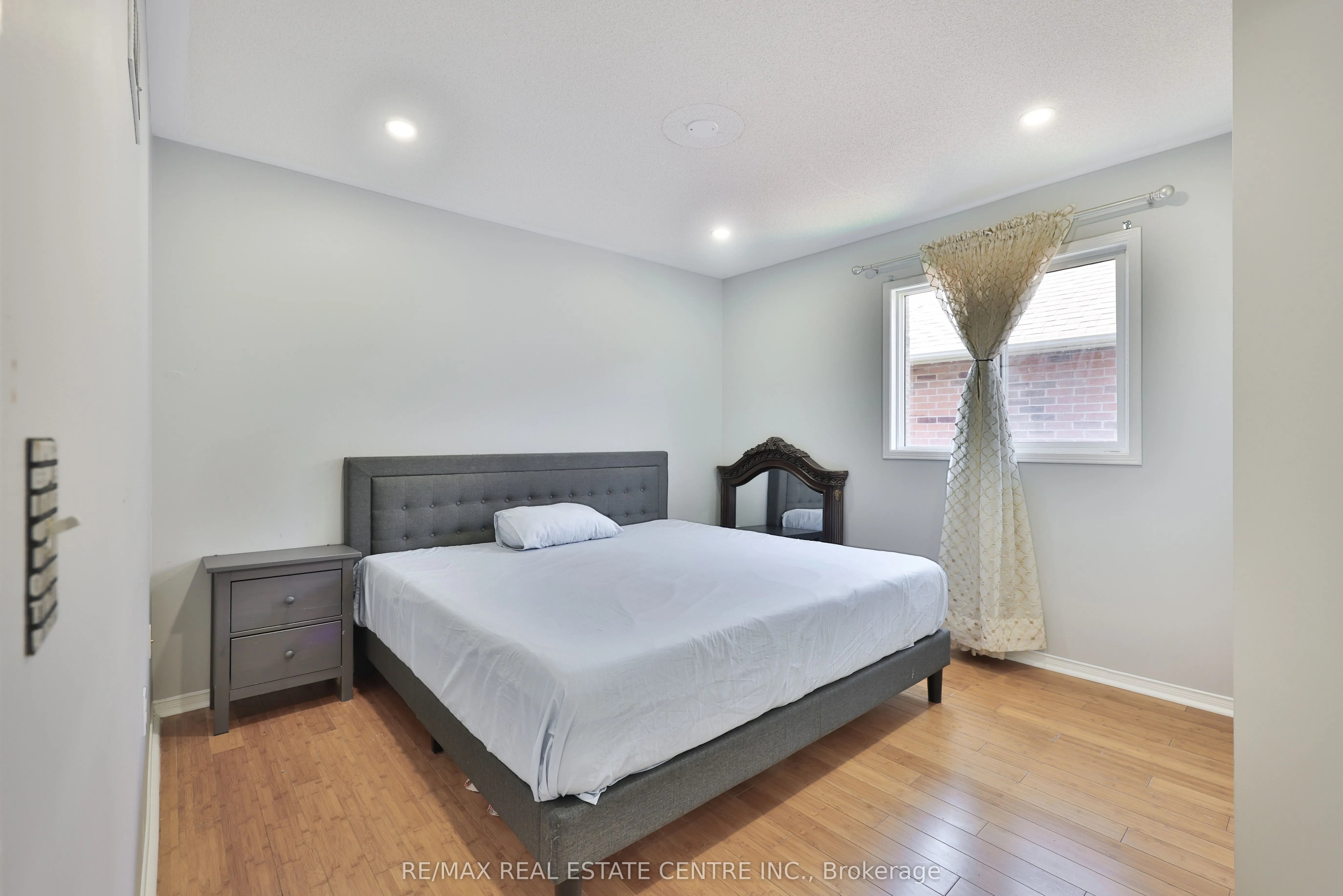 3826 forest bluff Crescent